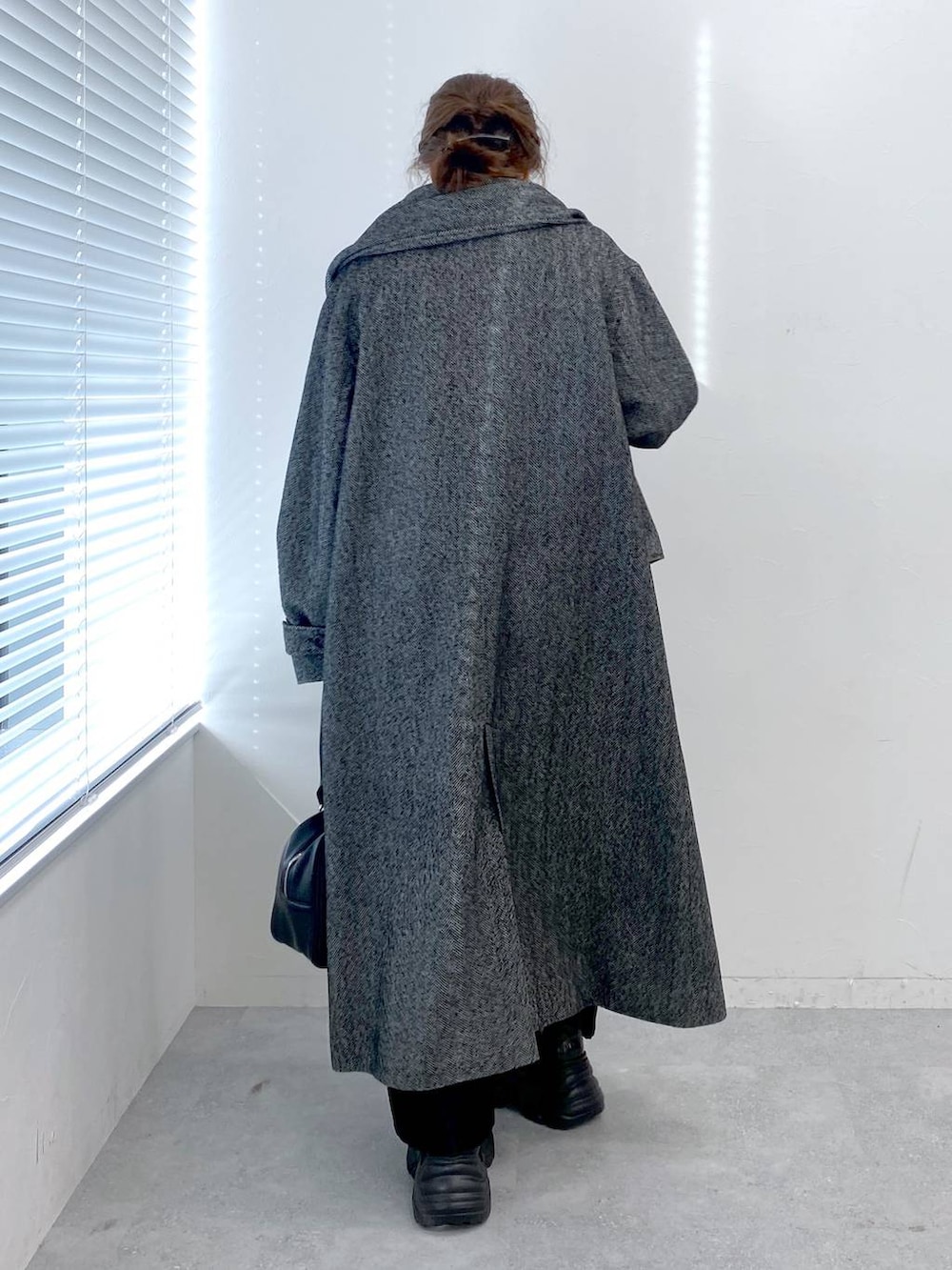 ブラック系のスニーカー、ブラック系のデニムパンツ、グリーン系のニット/セーターを着用したレディースの秋コーディネートの6枚目の写真