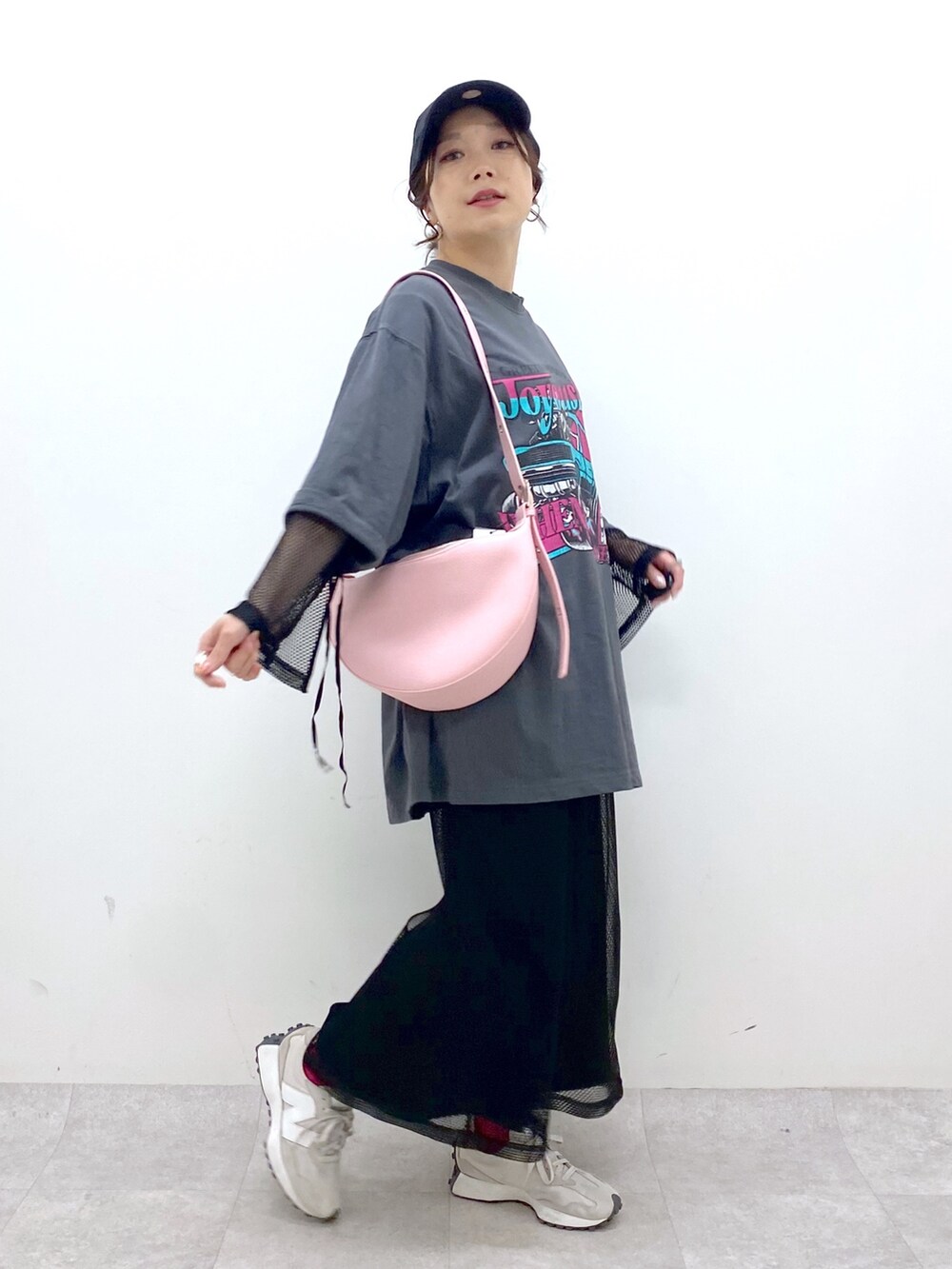 ブラック系のワンピース/ドレス、ピンク系のショルダーバッグ、ベージュ系のスニーカーを着用したレディースの春コーディネートの4枚目の写真