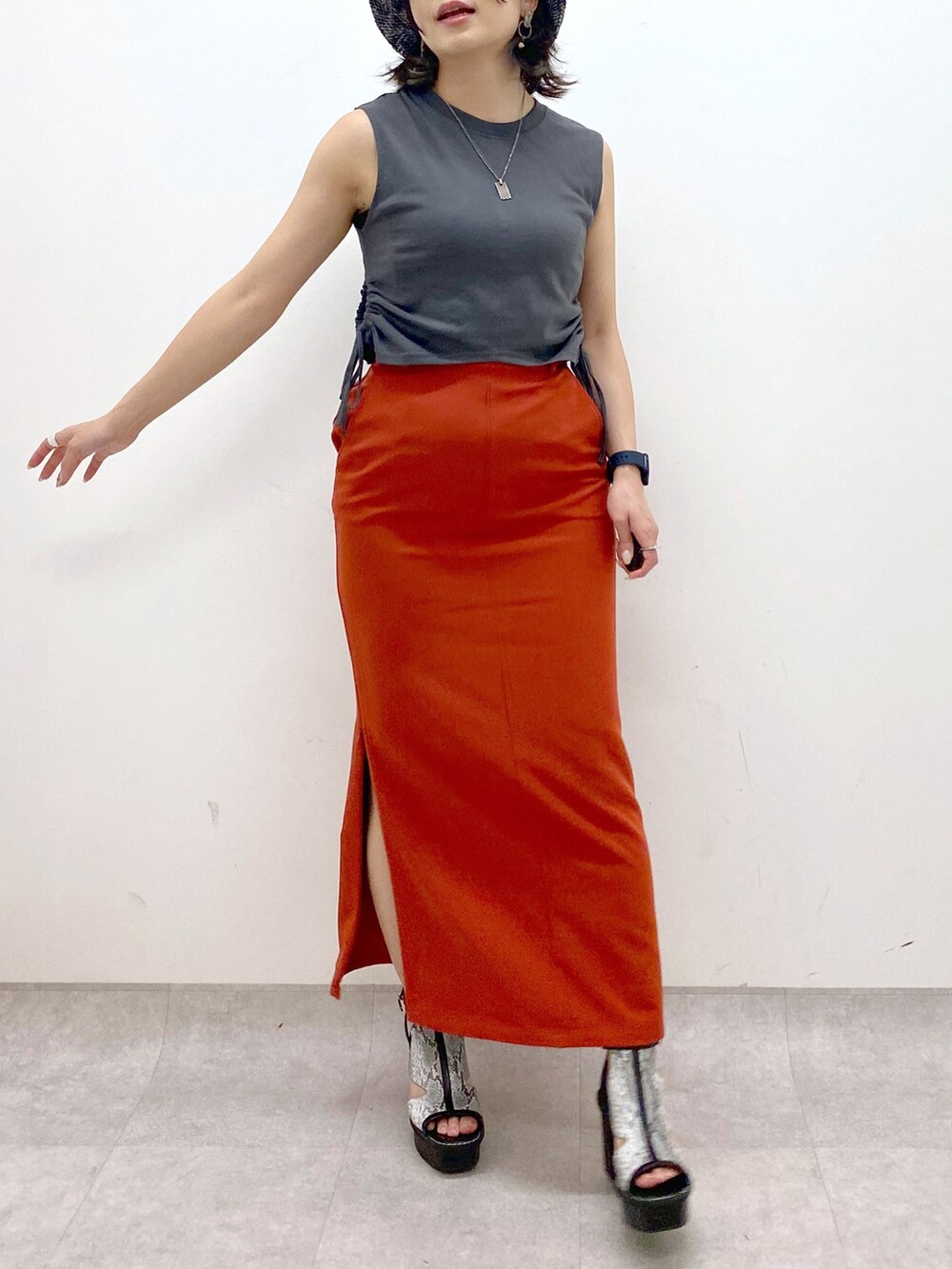 ホワイト系のサンダル、オレンジ系のスカート、グレー系のTシャツ/カットソーを着用したレディースの夏コーディネートの6枚目の写真