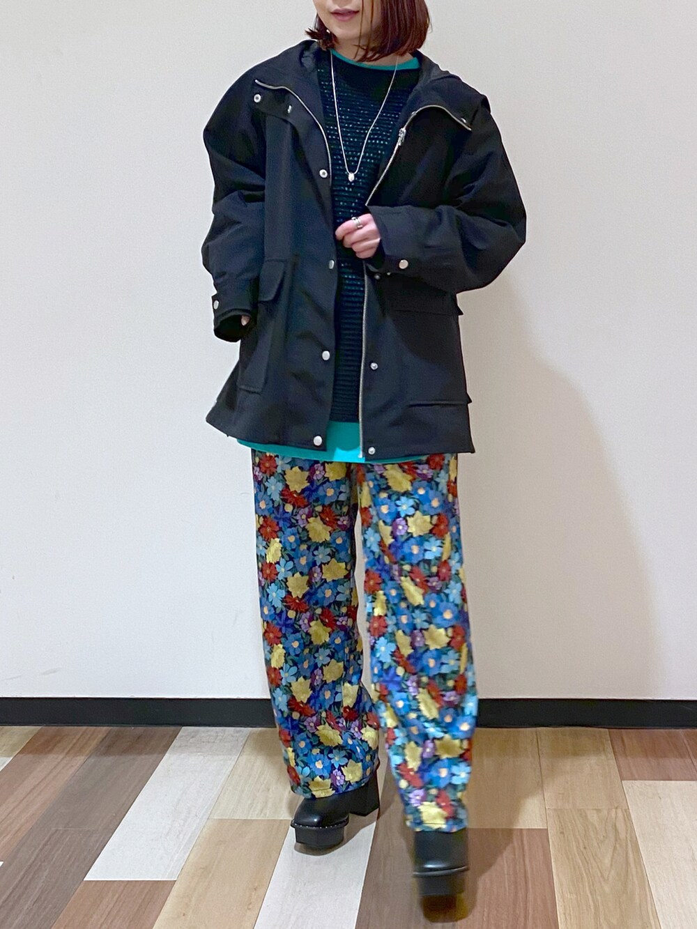 ブラック系のマウンテンパーカー、ブラック系のその他パンツ、ブラック系のブーツを着用したレディースの冬コーディネートの4枚目の写真