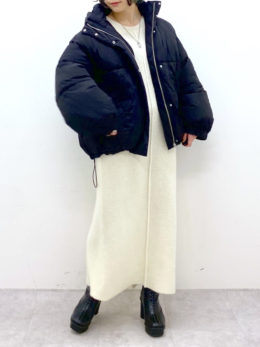 ホワイト系のワンピース/ドレス、ブラック系のジャケット/アウター、ブラック系のブーツを着用したレディースの冬コーディネートの4枚目の写真