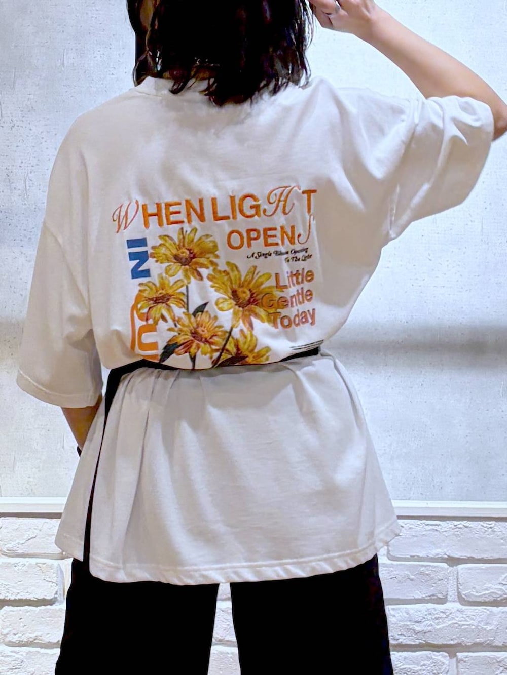 ブラック系のサンダル、ホワイト系のTシャツ/カットソー、ブラック系のその他パンツを着用したレディースの夏コーディネートの2枚目の写真