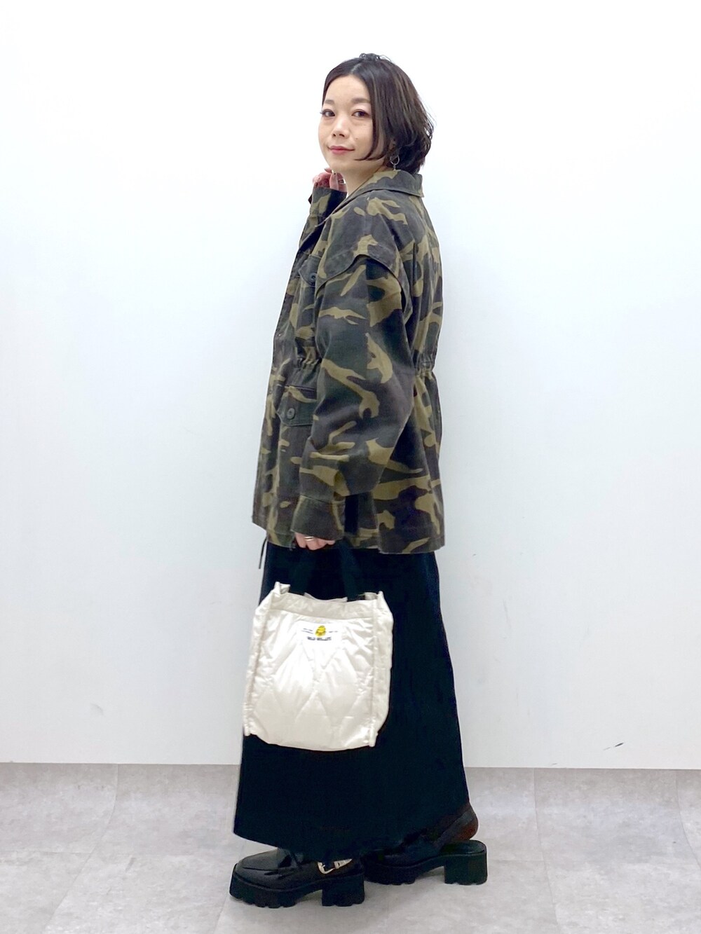 その他のジャケット/アウター、ブラック系のワンピース/ドレス、ホワイト系のショルダーバッグを着用したレディースの春コーディネートの2枚目の写真