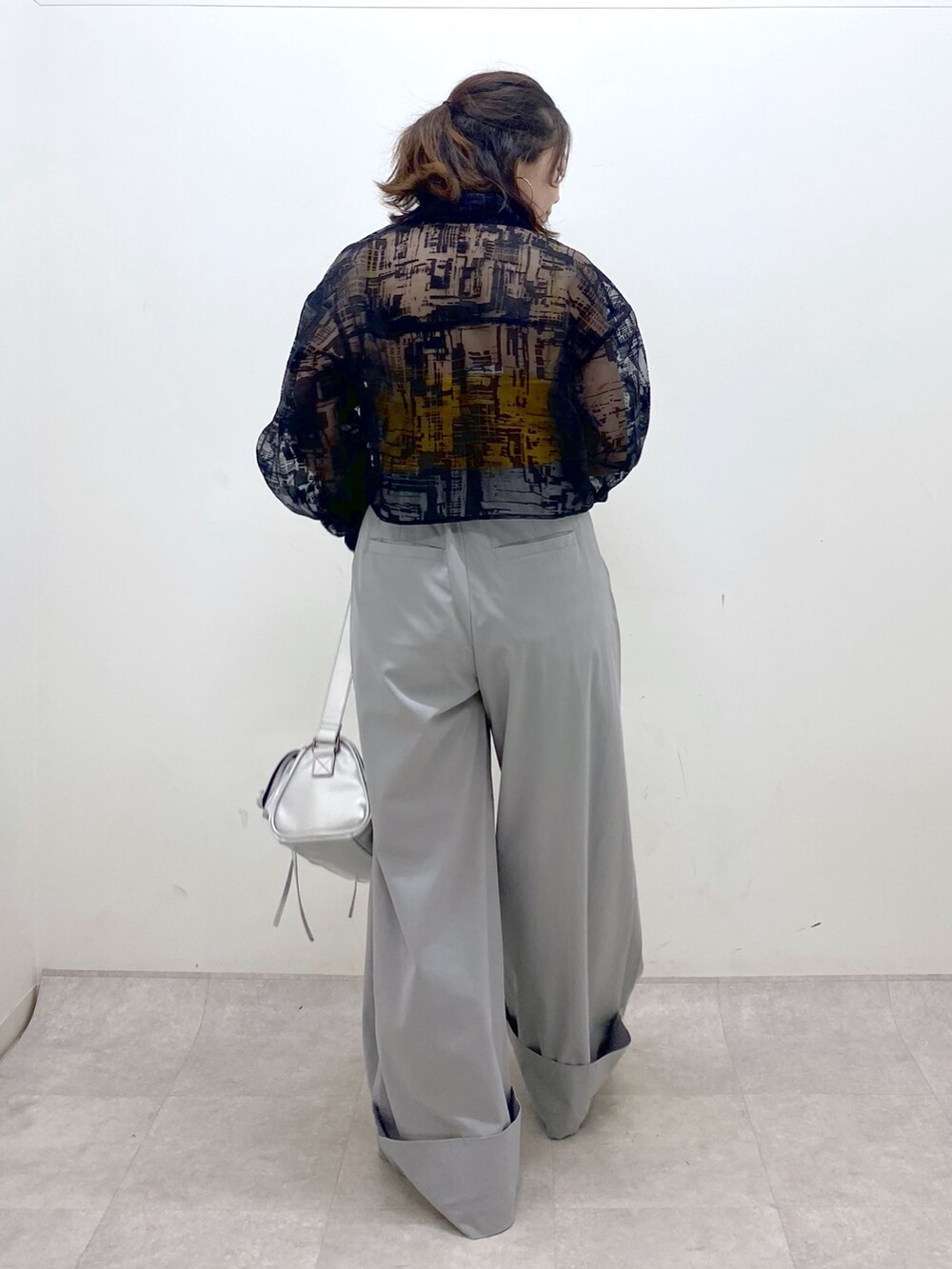 グレー系のその他パンツ、シルバー系のショルダーバッグ、ブラック系のサンダルを着用したレディースの夏コーディネートの6枚目の写真