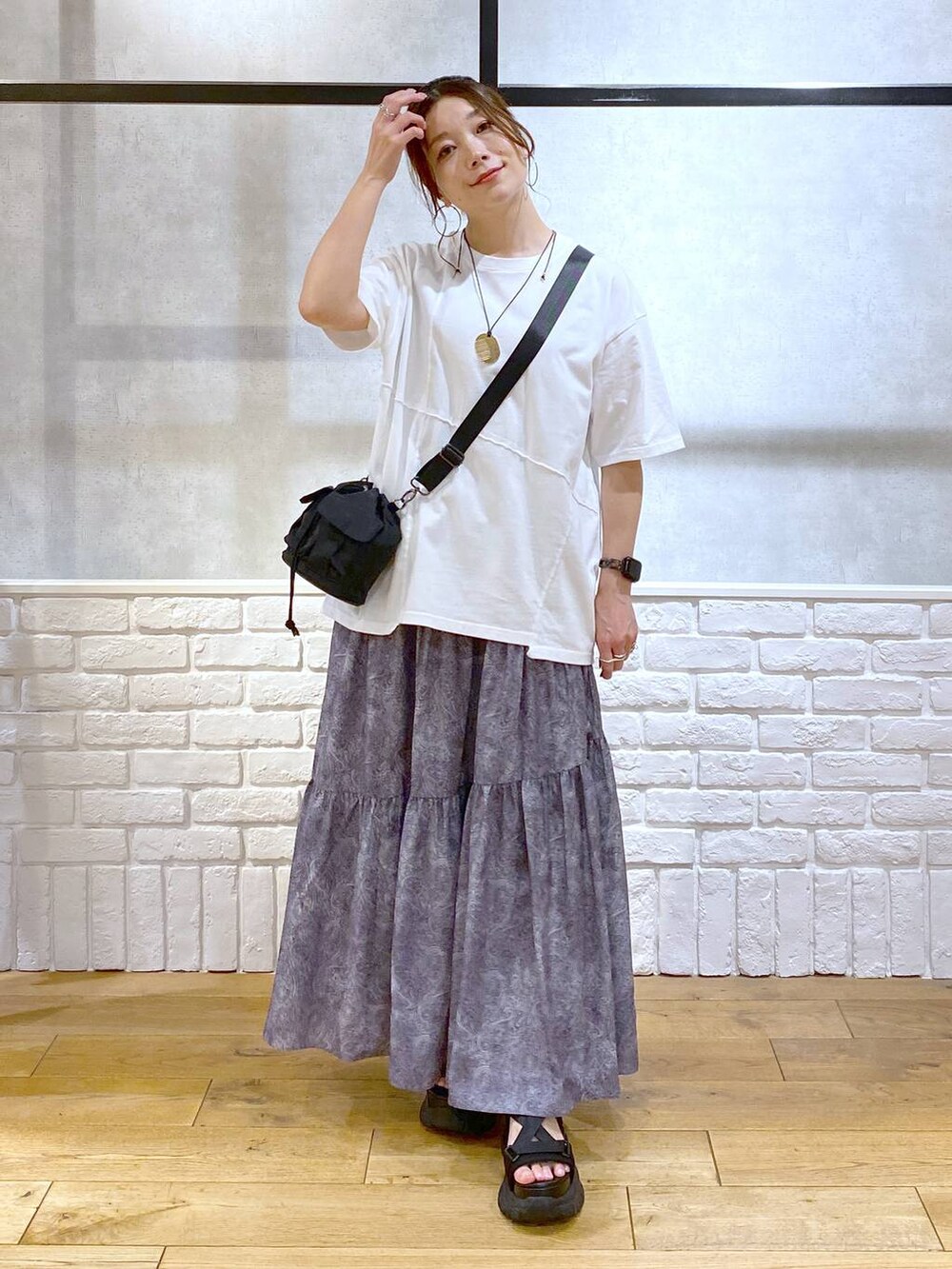 ブラック系のサンダル、ブラック系のショルダーバッグ、グレー系のスカートを着用したレディースの夏コーディネートの8枚目の写真