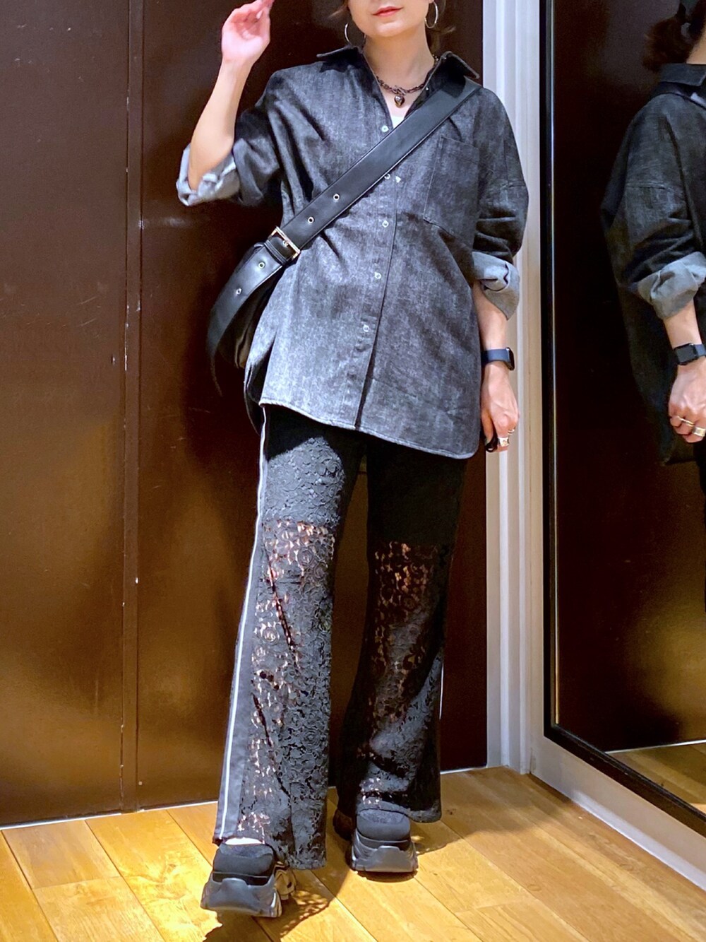 ブラック系のその他パンツ、ブラック系のスニーカー、ブラック系のショルダーバッグを着用したレディースの秋コーディネートの3枚目の写真