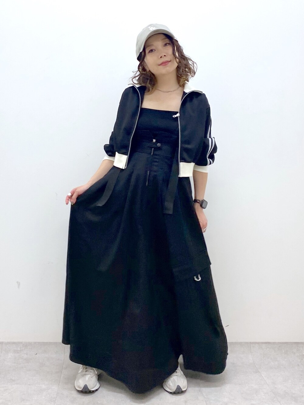 「休日スタイル、きれいめカジュアル、ストリート、キャップ、秋コーデ、お出かけコーデ、スポーツミックス、ワンピース、ロングスカート、ジャンパースカート、ラインジャージ、ショート丈トップス、低身長、オトナカジュアル、モノトーン」｜「PAGEBOYのリメイクライクジャンスカ（ジャンパースカート、ブラック系）」を使った、Chisaさん（レディース・154cm）の秋コーディネートの3枚目の写真