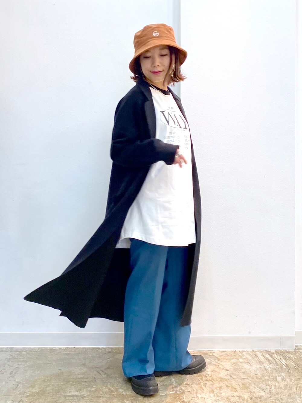 ブラック系のTシャツ/カットソー、ブラック系のブーツ、ブラック系のその他アウターを着用したレディースの秋コーディネートの4枚目の写真