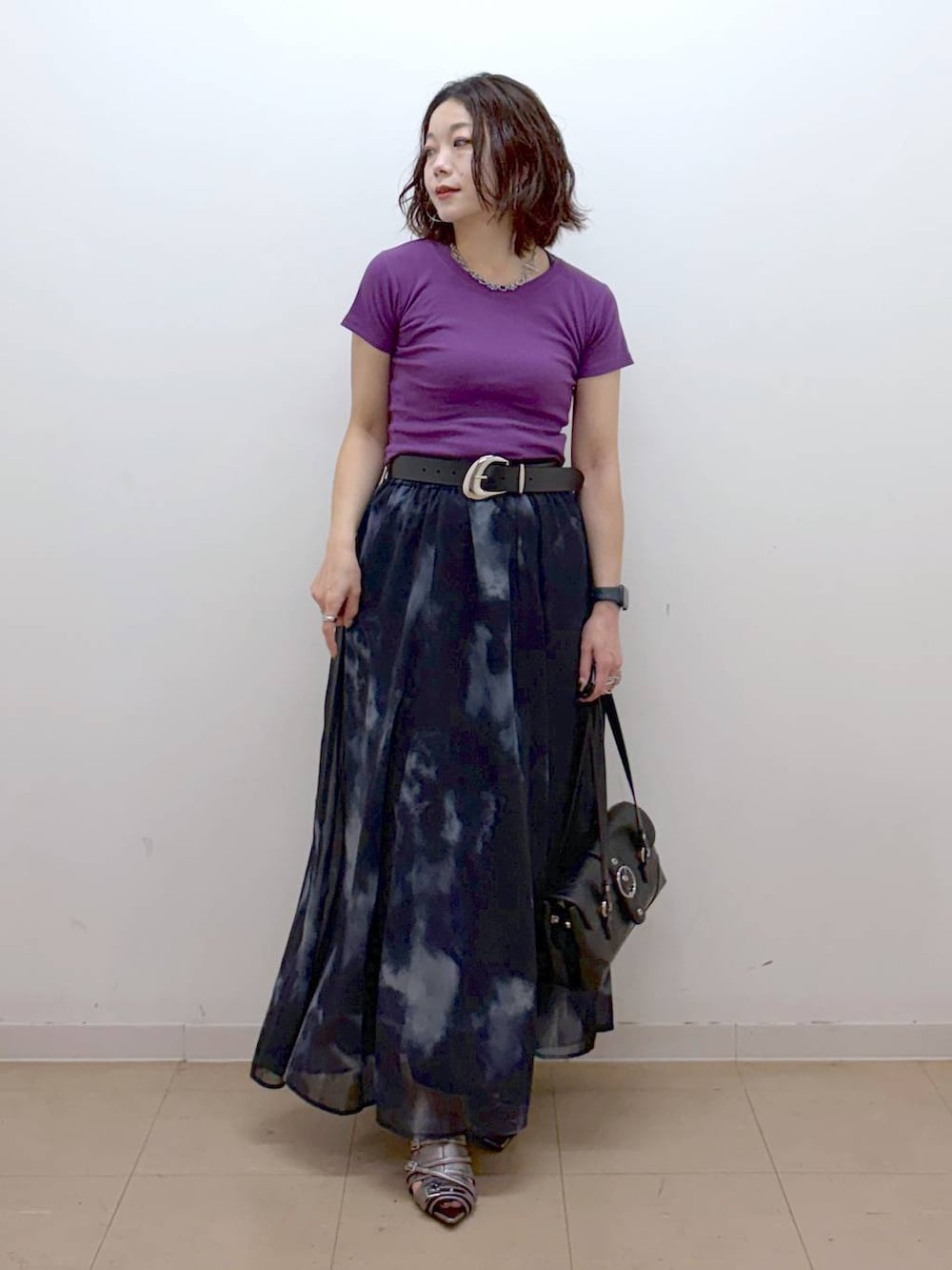 ブラック系のスカート、その他のサンダル、パープル系のTシャツ/カットソーを着用したレディースの夏コーディネートの8枚目の写真