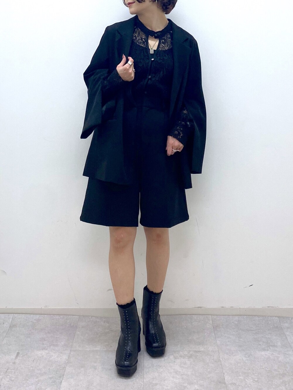 ブラック系のパンツ、ブラック系のジャケット/アウター、ブラック系のブーツを着用したレディースの秋コーディネートの5枚目の写真