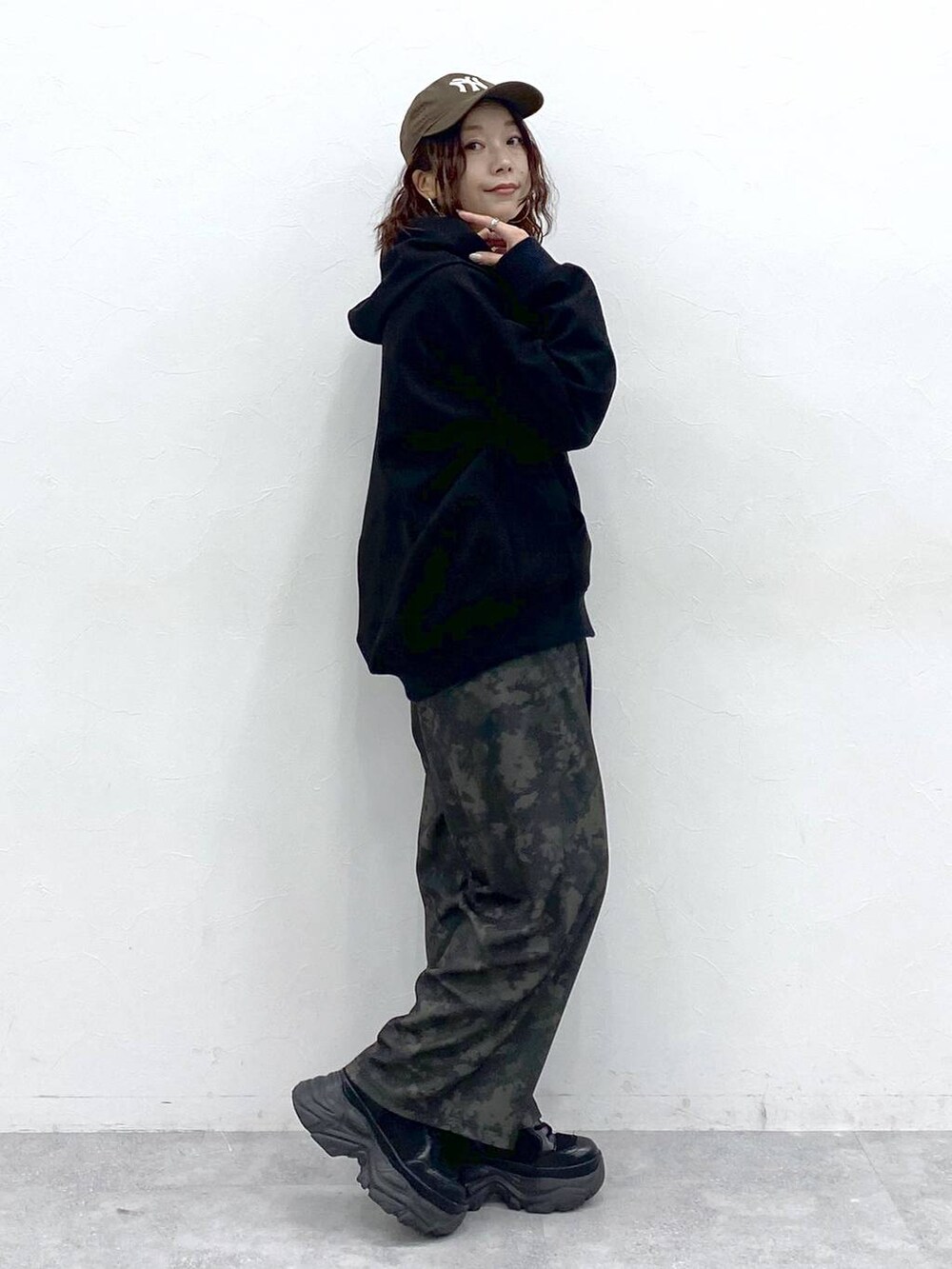 ブラック系のブーツ、ホワイト系のキャミソール、その他のその他パンツを着用したレディースの秋コーディネートの7枚目の写真