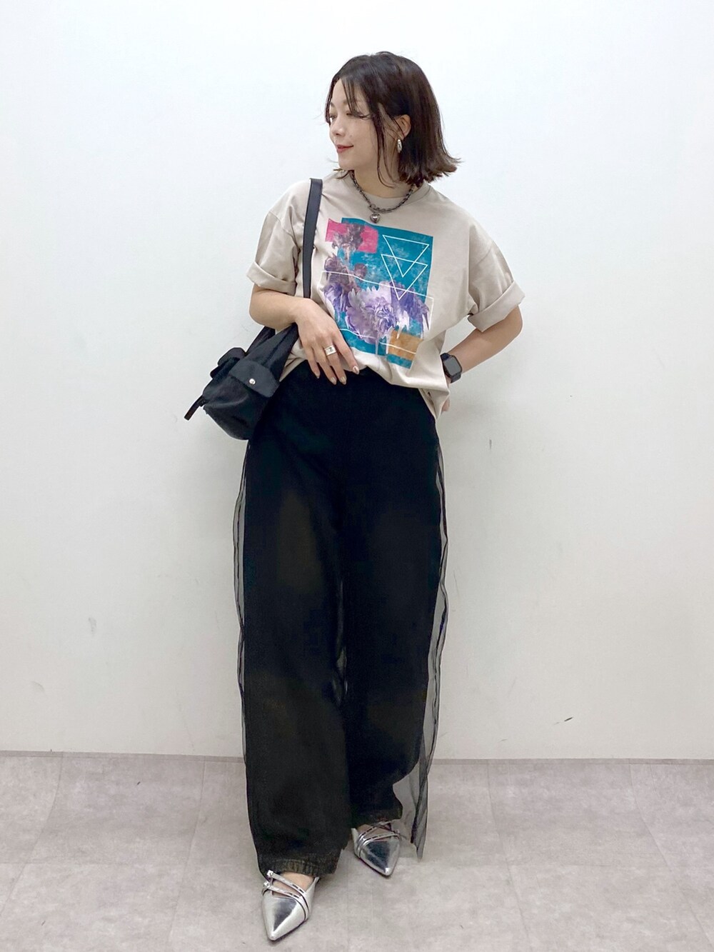 ベージュ系のTシャツ/カットソー、ブラック系のその他パンツ、ブラック系のデニムパンツを着用したレディースの夏コーディネートの4枚目の写真