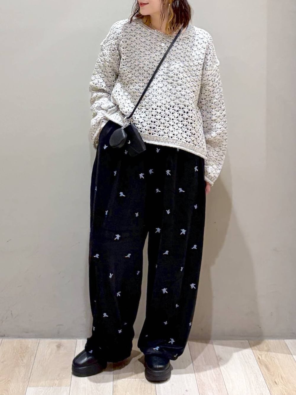 ブラック系のその他パンツ、ブラック系のブーツ、ホワイト系のニット/セーターを着用したレディースの秋コーディネートの3枚目の写真