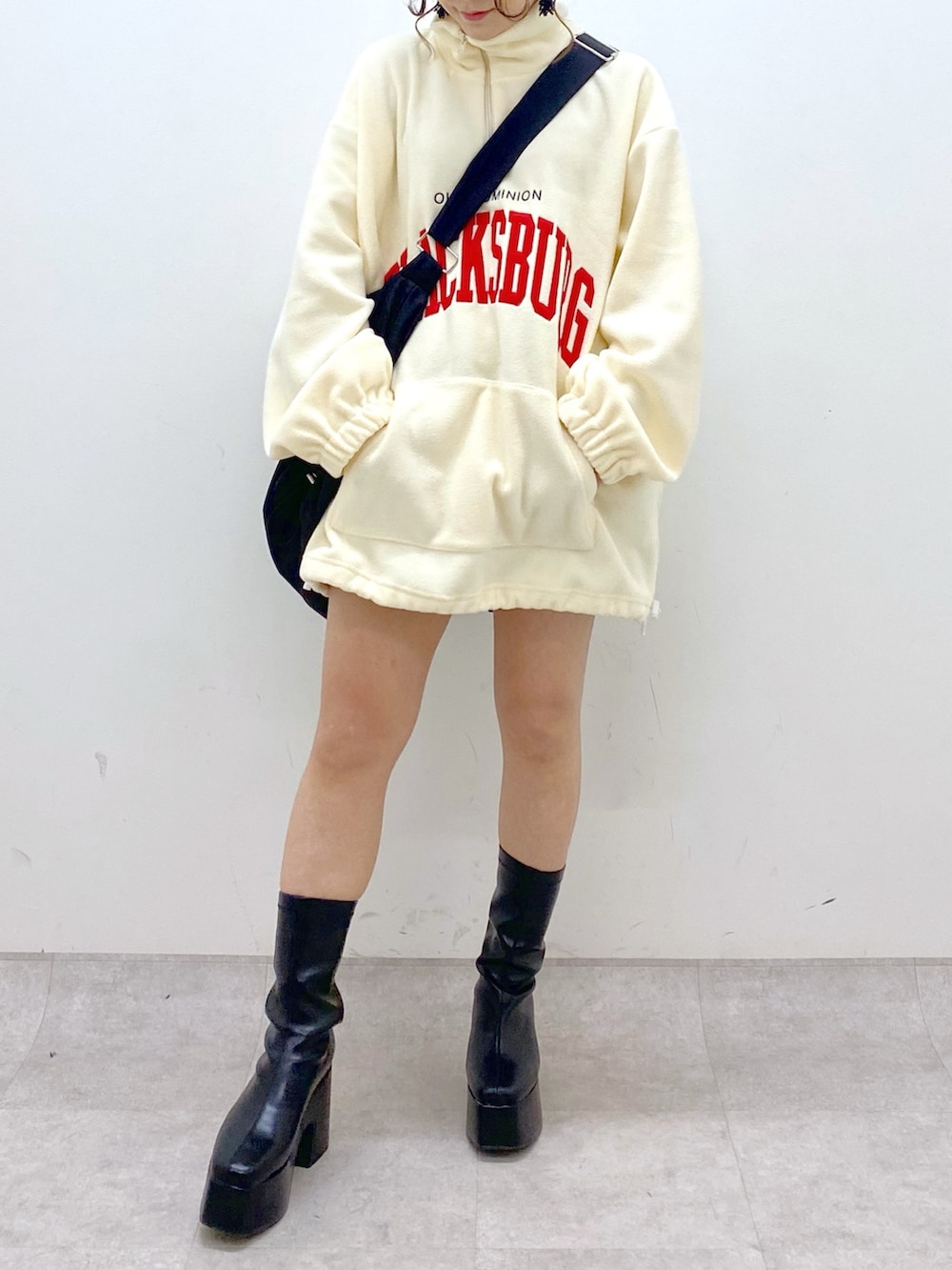 ベージュ系のその他トップス、ブラック系のショルダーバッグ、ブラック系のブーツを着用したレディースの冬コーディネートの7枚目の写真