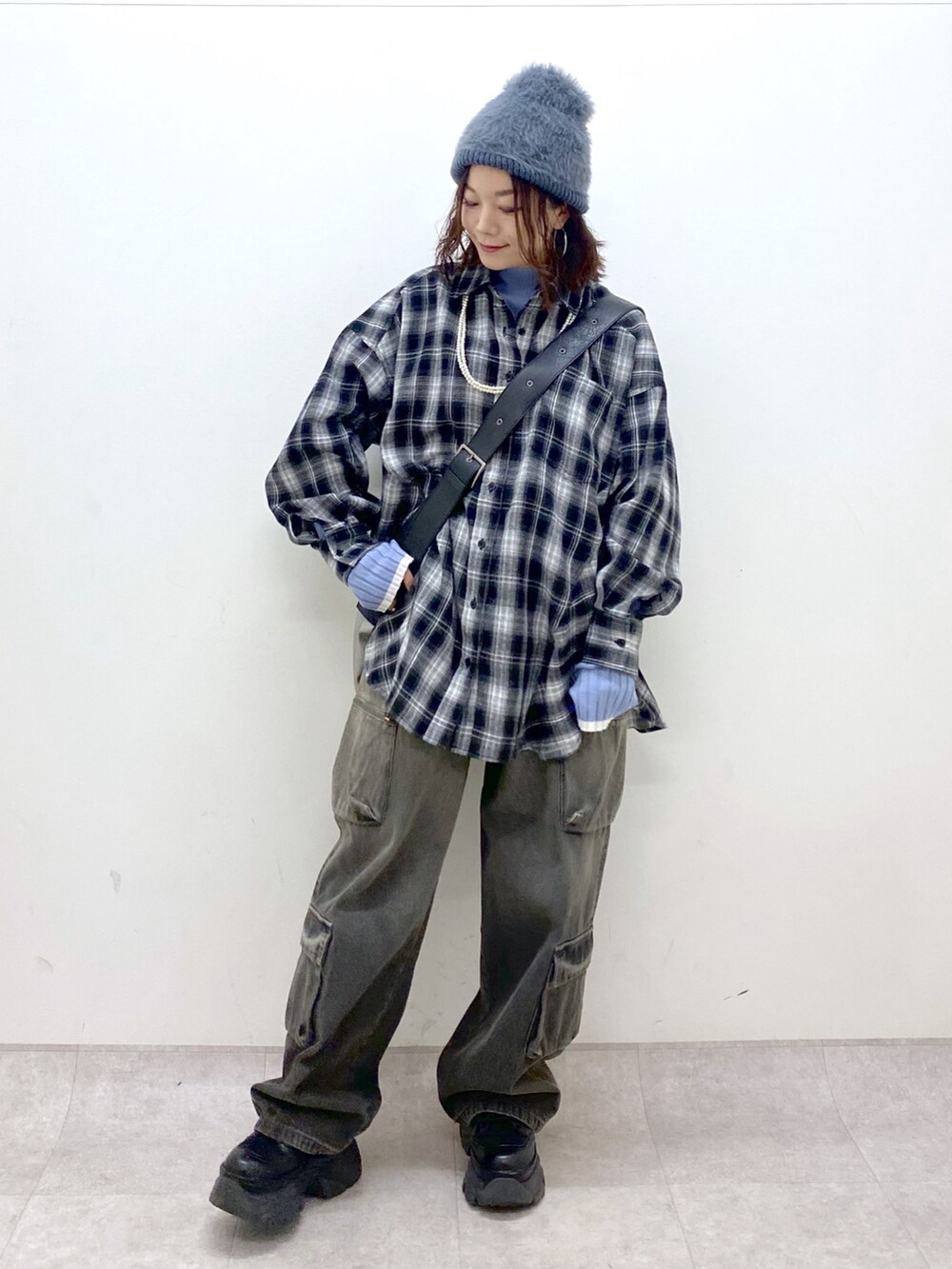 ブラック系のシャツ/ブラウス、シルバー系のトートバッグ、ブルー系のニット/セーターを着用したレディースの冬コーディネートの9枚目の写真