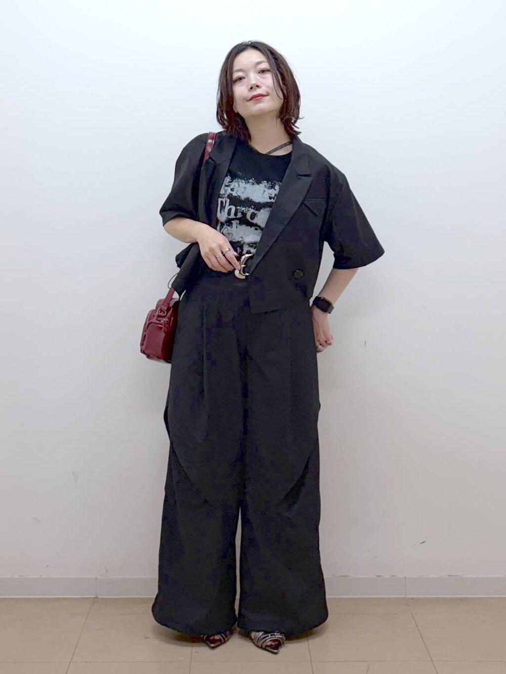 ブラック系のTシャツ/カットソー、レッド系のショルダーバッグ、その他のサンダルを着用したレディースの夏コーディネートの9枚目の写真