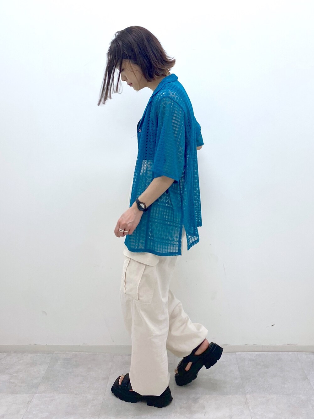 ホワイト系のカーゴパンツ、グリーン系のシャツ/ブラウス、ブラック系のタンクトップを着用したレディースの夏コーディネートの4枚目の写真