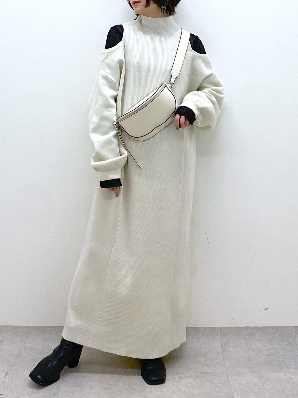ホワイト系のワンピース、ホワイト系のボディバッグ/ウエストポーチ、ブラック系のTシャツ/カットソーを着用したレディースの冬コーディネートの5枚目の写真