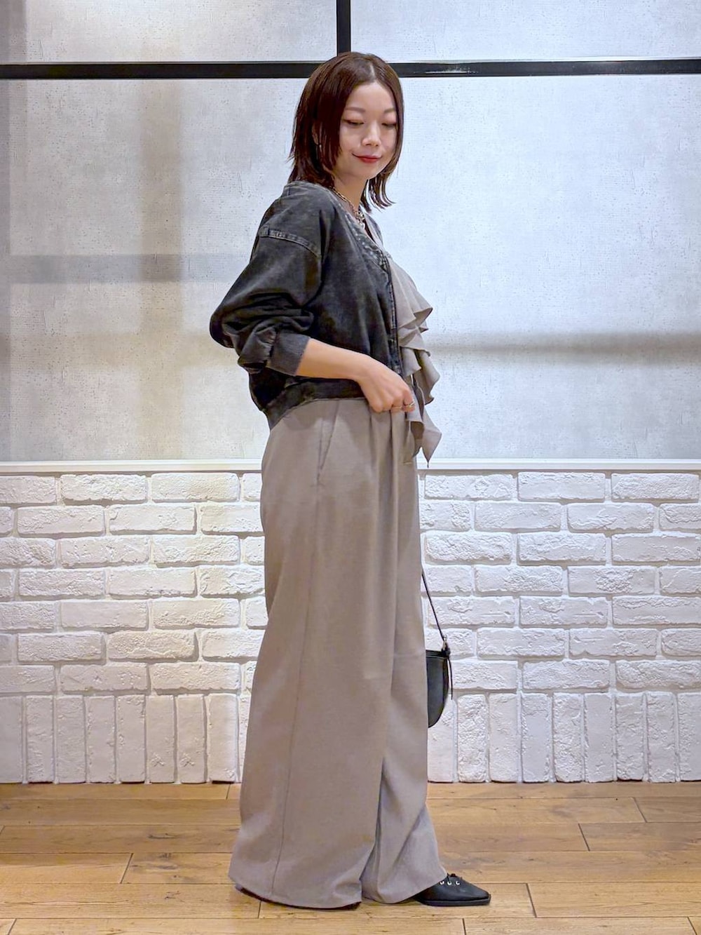 ブラック系のハンドバッグ、ブラック系のサンダル、ブラック系のカーディガン/ボレロを着用したレディースの春コーディネートの5枚目の写真