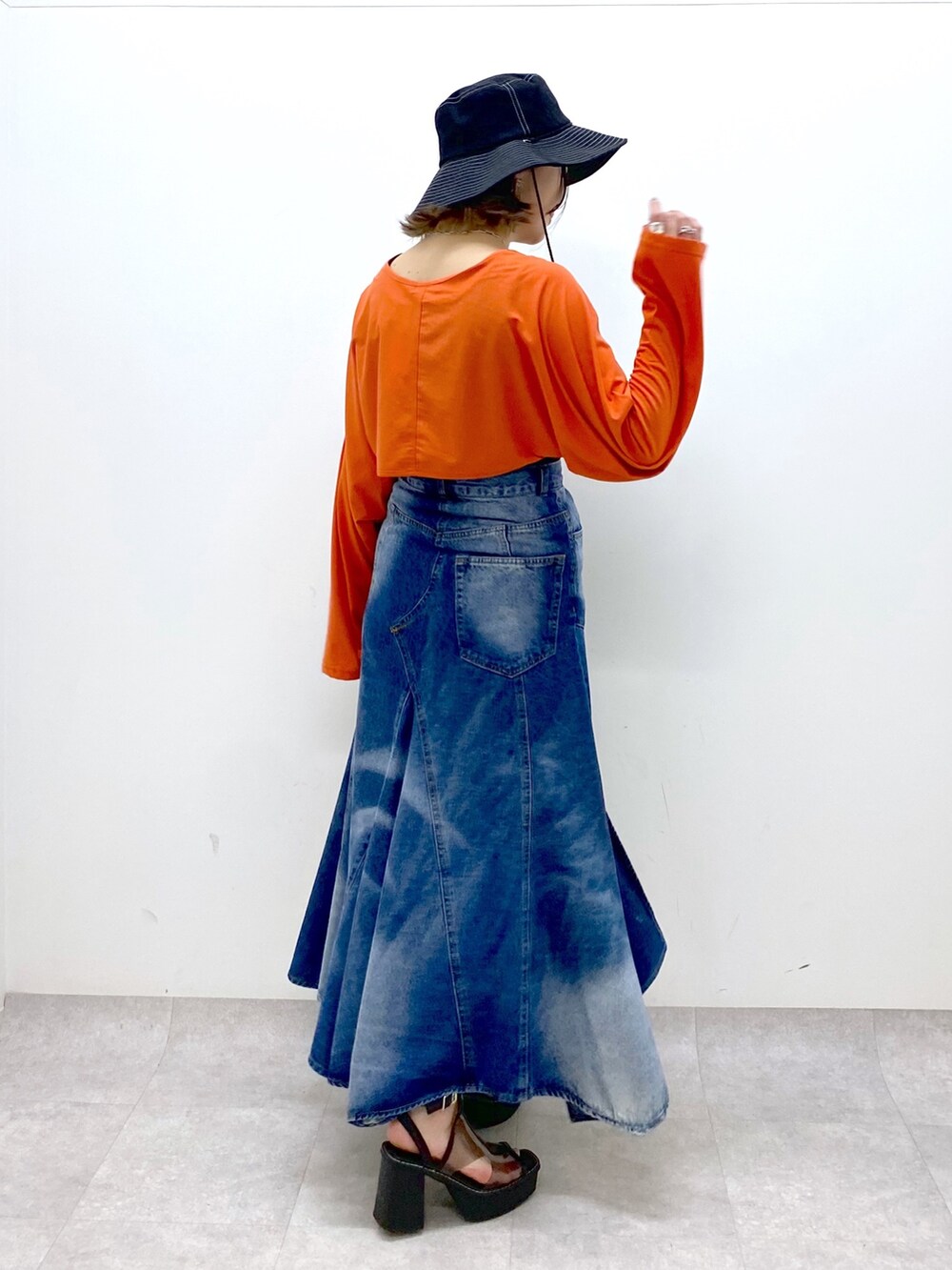 ブルー系のスカート、その他のサンダル、ブラック系のトップスを着用したレディースの夏コーディネートの5枚目の写真