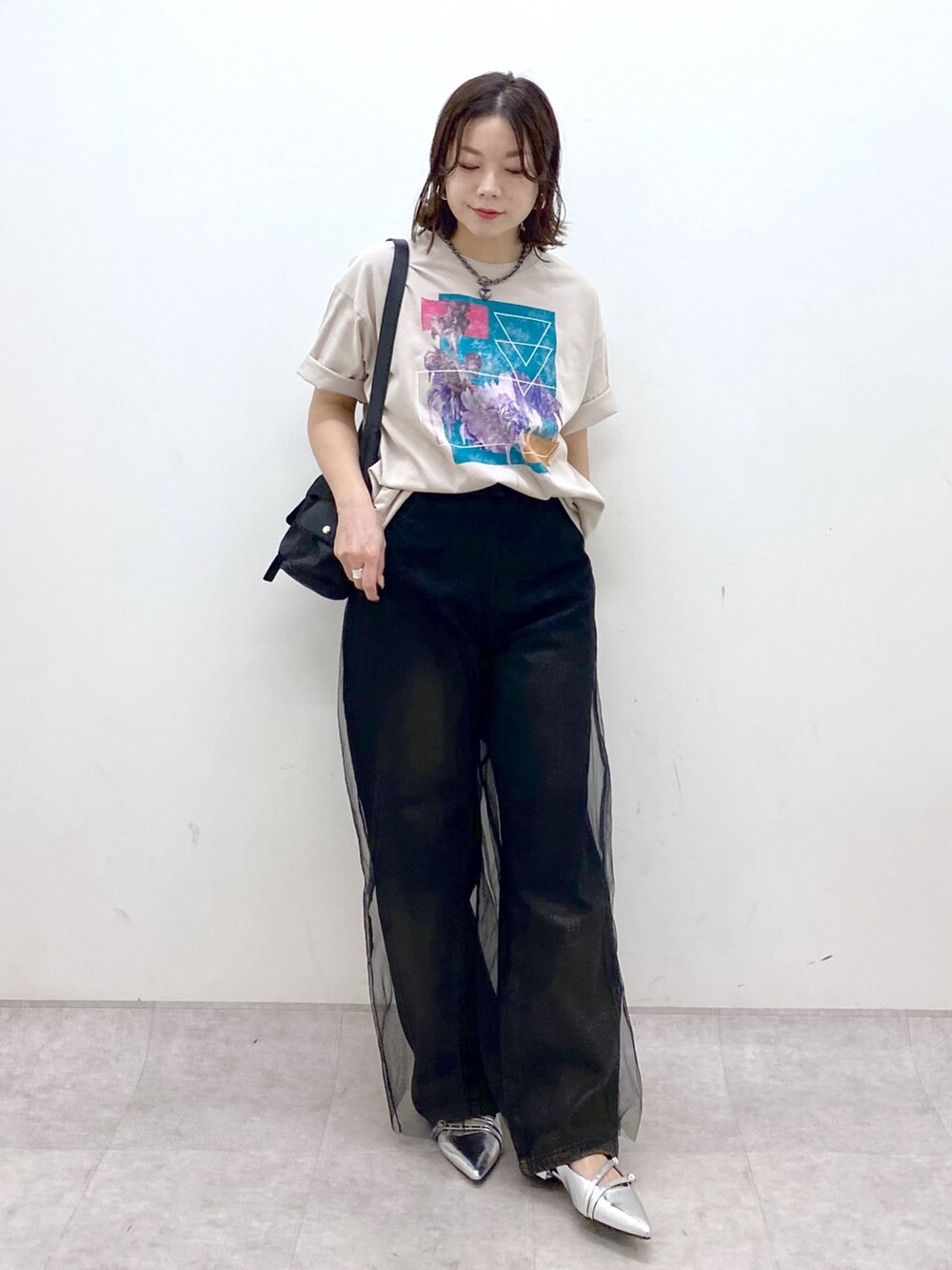 ベージュ系のTシャツ/カットソー、ブラック系のその他パンツ、ブラック系のデニムパンツを着用したレディースの夏コーディネートの8枚目の写真