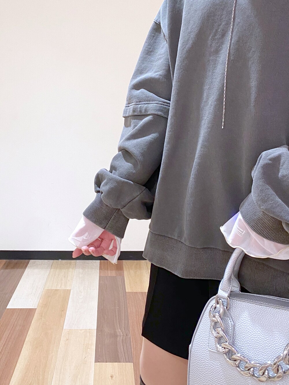 シルバー系のショルダーバッグ、ブラック系のブーツ、ブラック系のその他パンツを着用したレディースの冬コーディネートの5枚目の写真