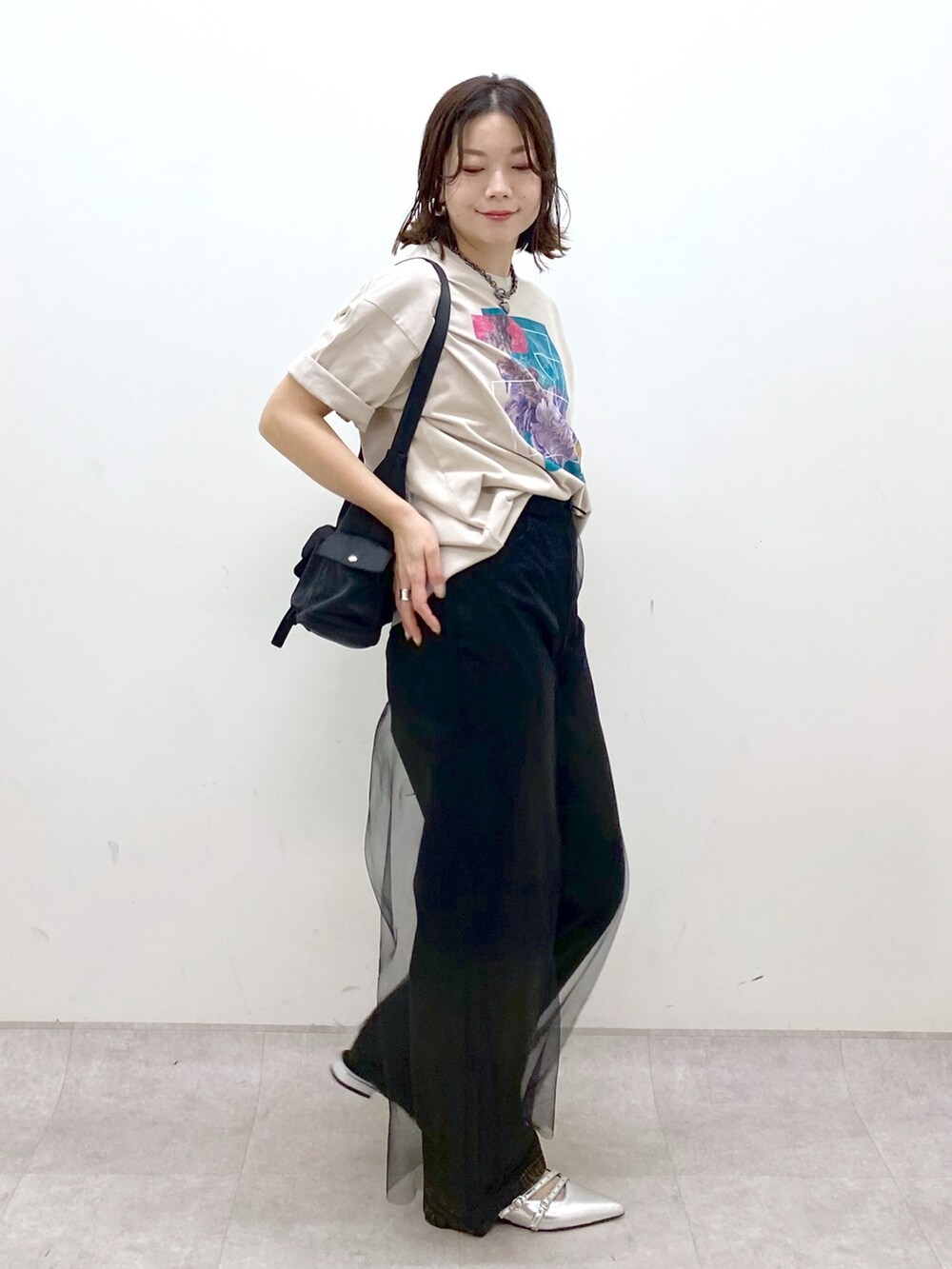 ベージュ系のTシャツ/カットソー、ブラック系のその他パンツ、ブラック系のデニムパンツを着用したレディースの夏コーディネートの7枚目の写真