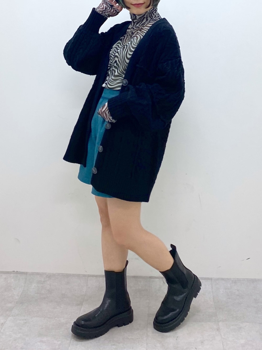 ブラック系のトップス、ブラック系のトップス、ブルー系のその他パンツを着用したレディースの秋コーディネートの4枚目の写真