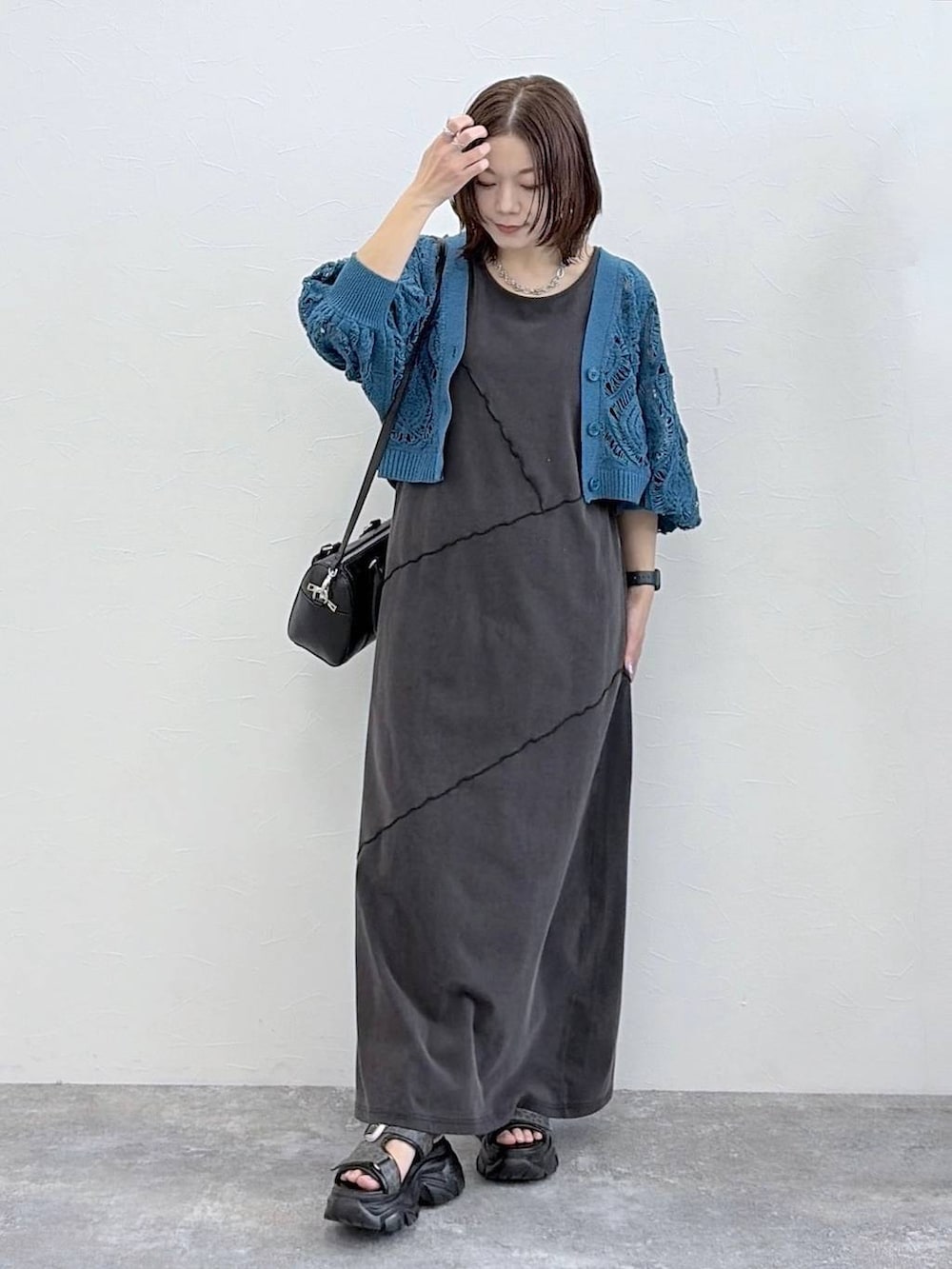 ブラック系のワンピース、ブルー系のカーディガン/ボレロ、ブラック系のボストンバッグを着用したレディースの春コーディネートの7枚目の写真