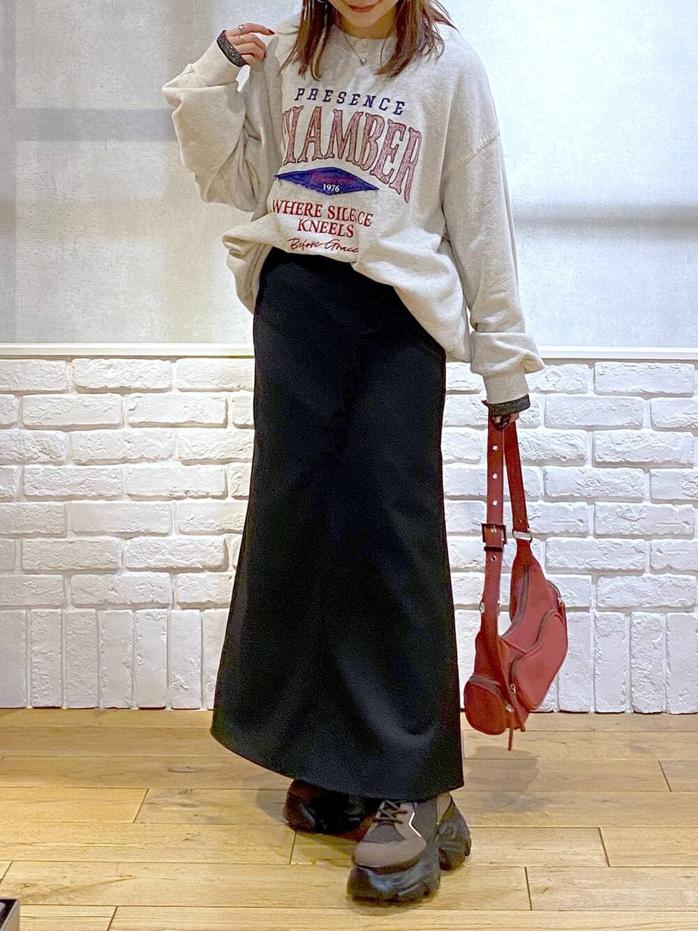 ブラウン系のブーツ、シルバー系のTシャツ/カットソー、ベージュ系のスウェットを着用したレディースの冬コーディネートの3枚目の写真