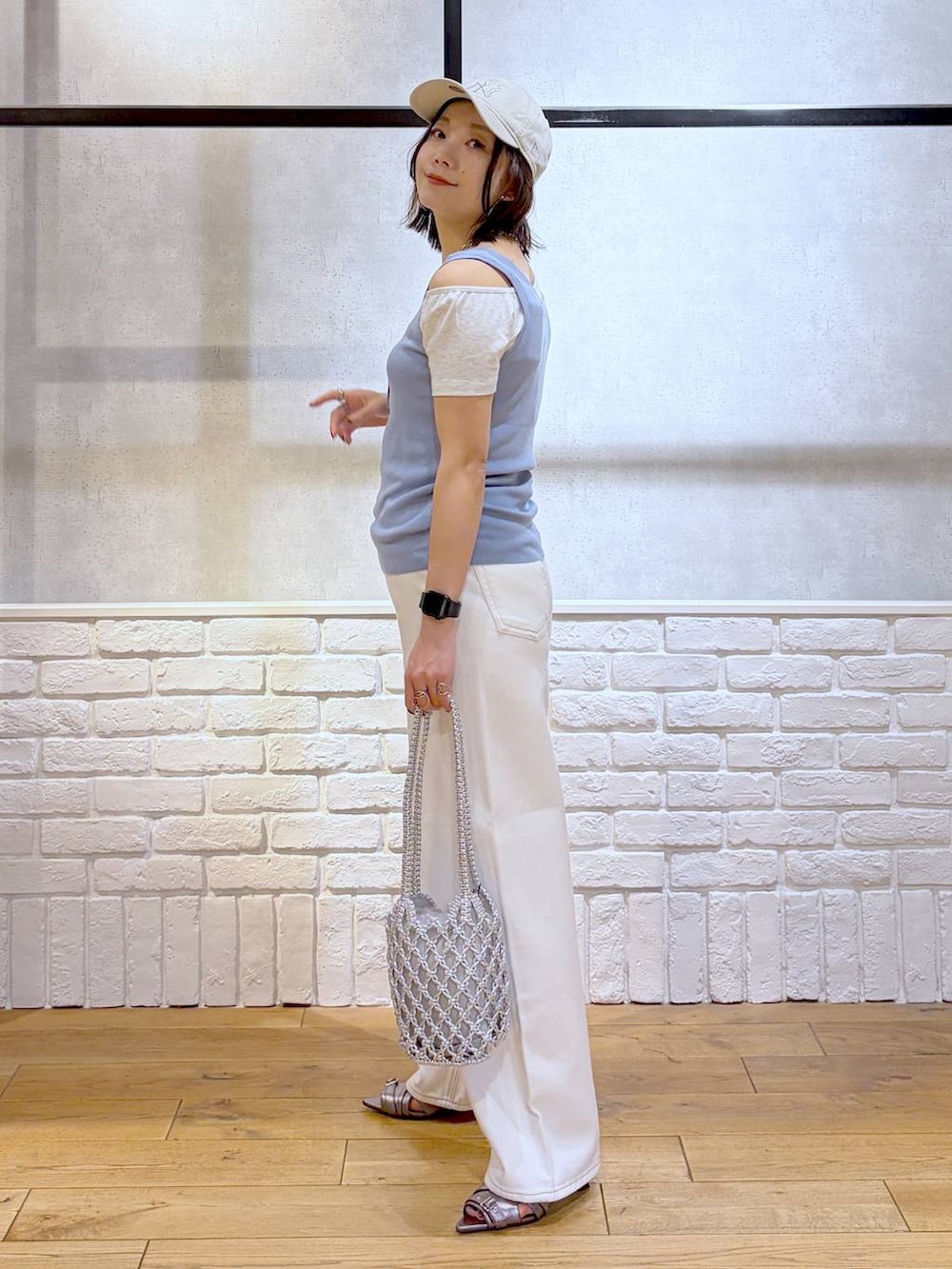 ブルー系のタンクトップ、グレー系のTシャツ/カットソー、ホワイト系のデニムパンツを着用したレディースの夏コーディネートの8枚目の写真