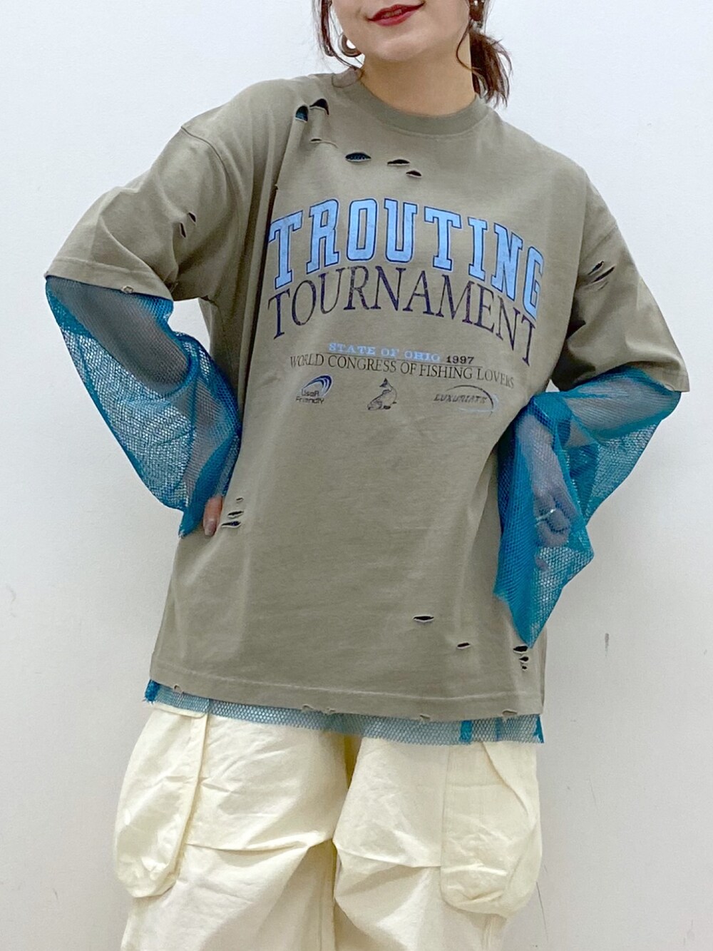 グリーン系のTシャツ/カットソー、ブルー系のTシャツ/カットソー、ホワイト系のカーゴパンツを着用したレディースの春コーディネートの2枚目の写真