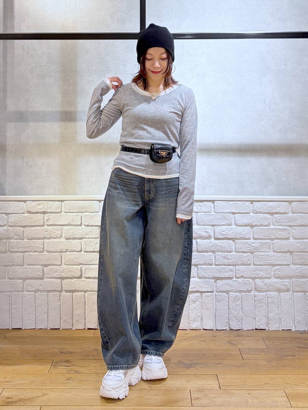 ホワイト系のスニーカー、ブラック系のボディバッグ/ウエストポーチ、ブルー系のデニムパンツを着用したレディースの春コーディネートの8枚目の写真