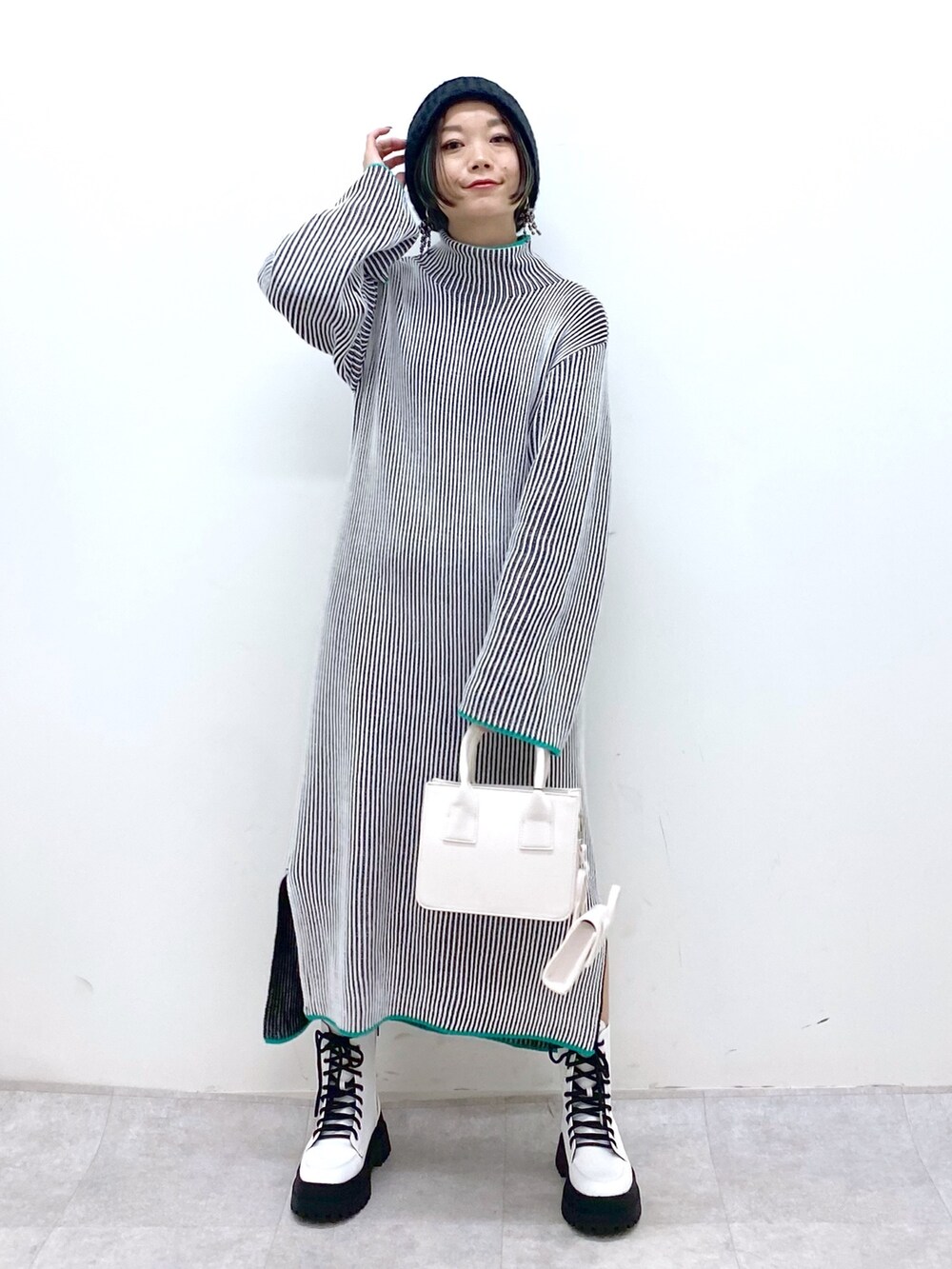 ブラック系のワンピース/ドレス、ホワイト系のバッグ、ホワイト系のシューズを着用したレディースの秋コーディネートの5枚目の写真