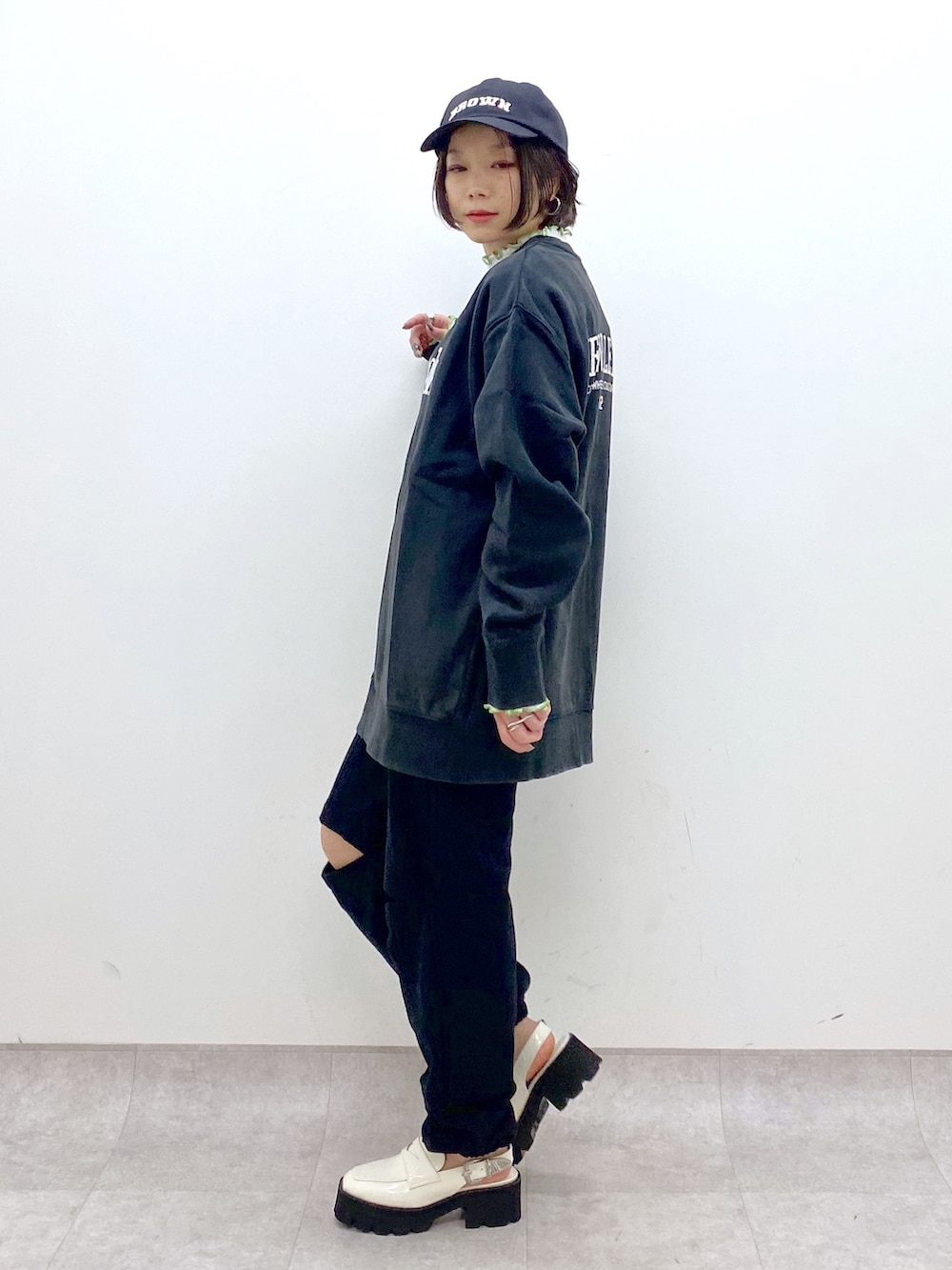 ブラック系のスウェット、ブラック系のスウェットパンツ、ホワイト系のニット/セーターを着用したレディースの冬コーディネートの2枚目の写真