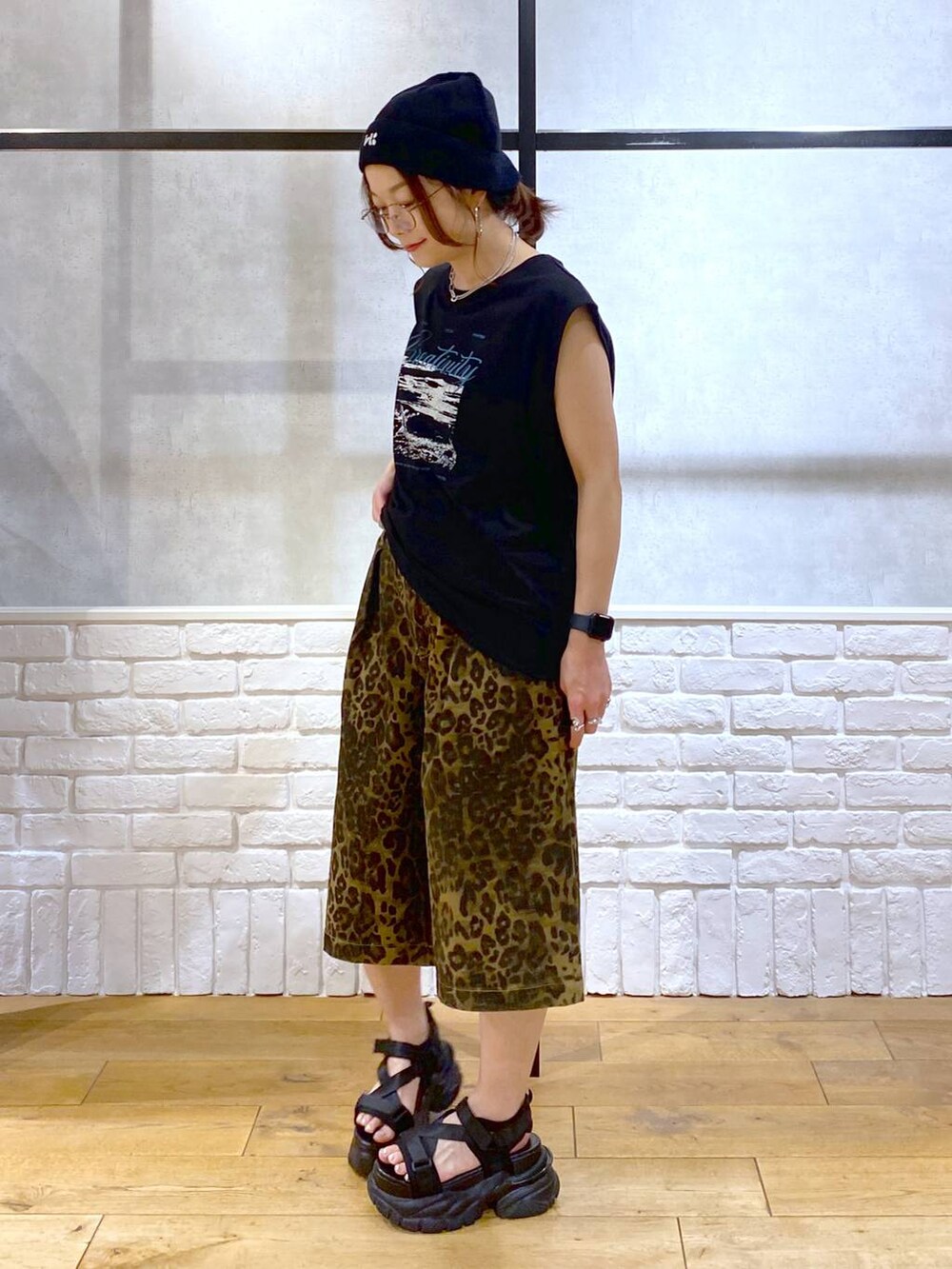 ブラック系のサンダル、シルバー系のバックパック/リュック、その他のその他パンツを着用したレディースの夏コーディネートの7枚目の写真