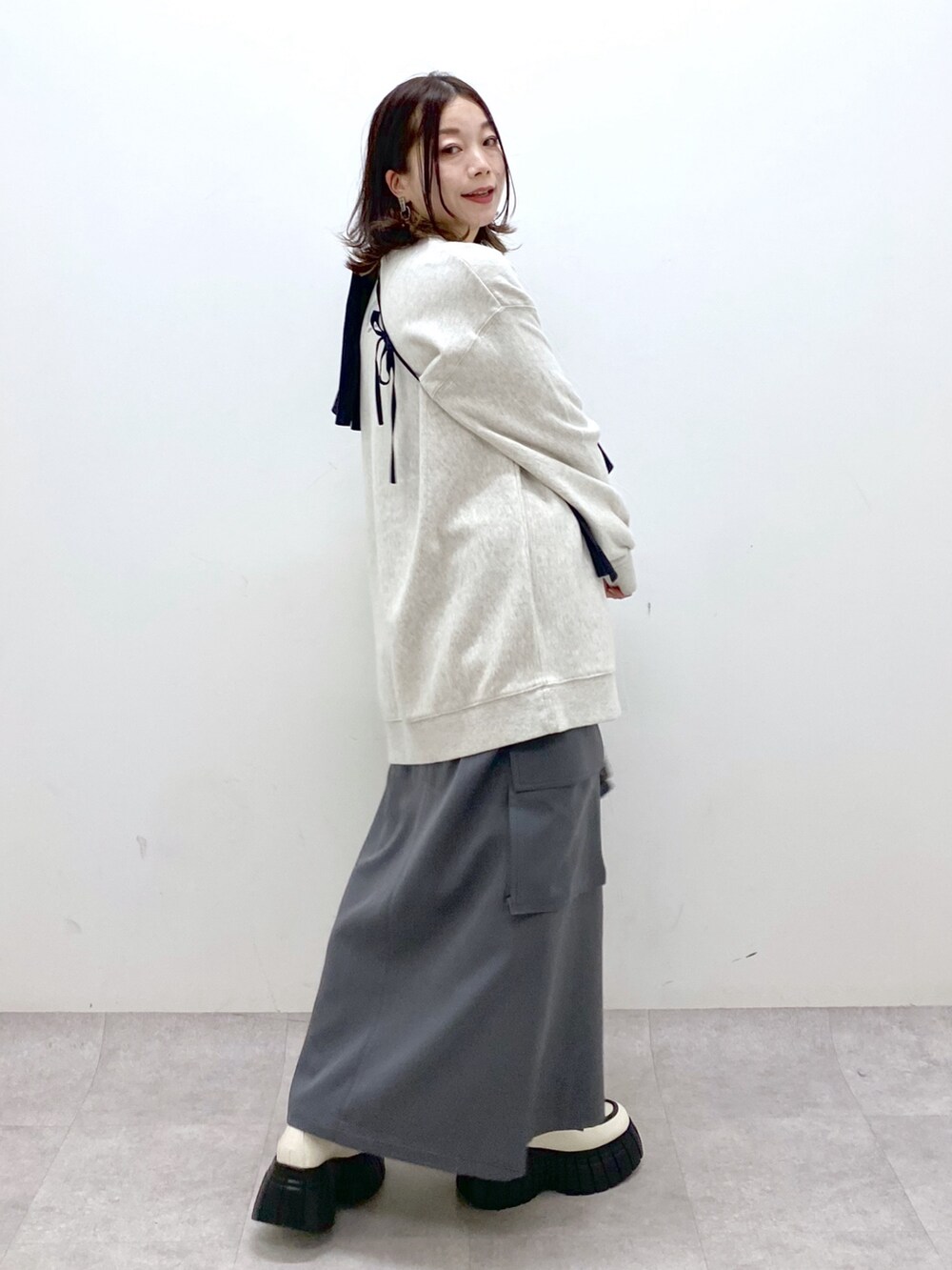 ベージュ系のスウェット、ブラック系のシャツ/ブラウス、ブラック系のショルダーバッグを着用したレディースの冬コーディネートの8枚目の写真