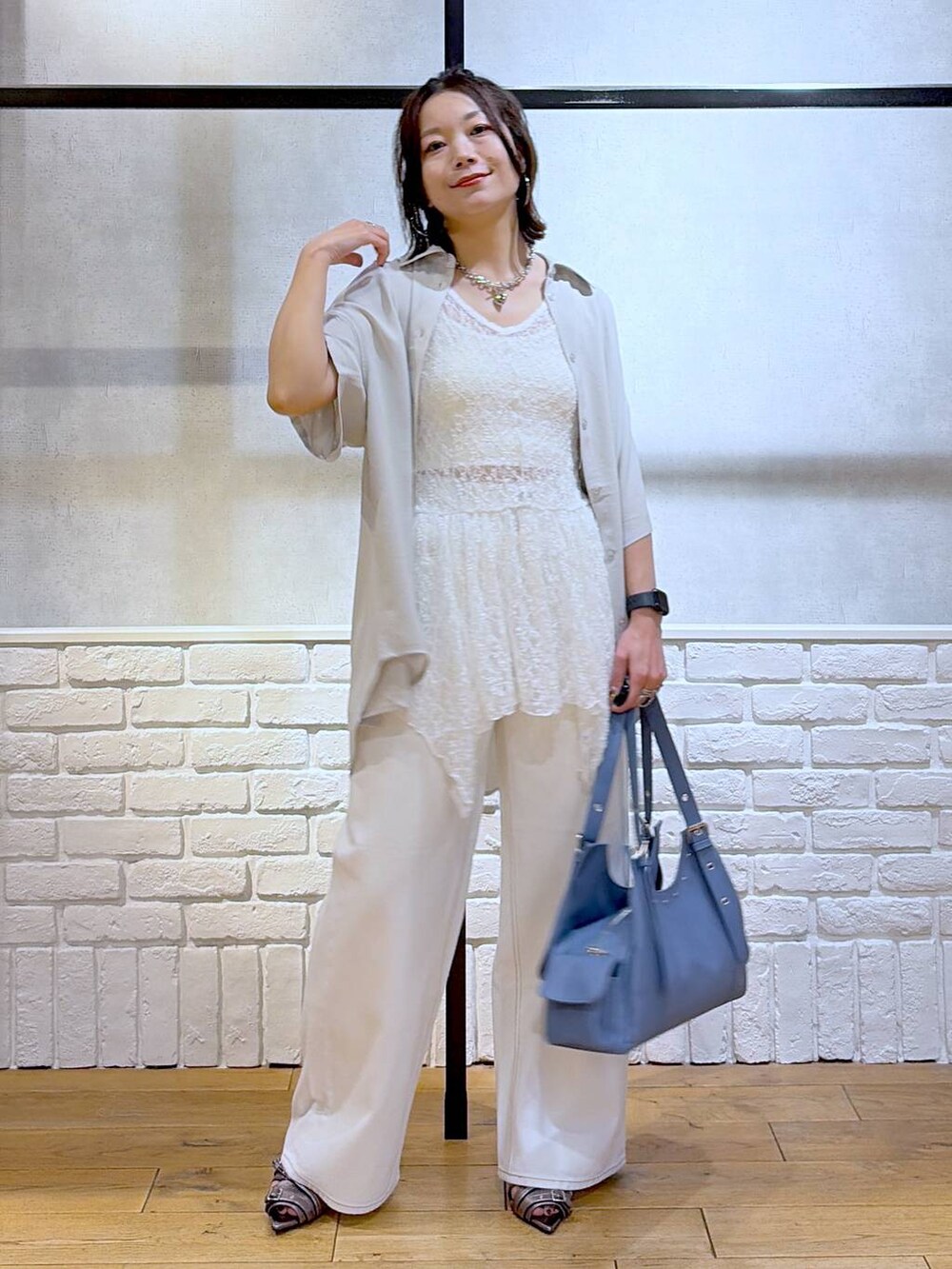 ホワイト系のデニムパンツ、その他のサンダル、ブルー系のハンドバッグを着用したレディースの夏コーディネートの9枚目の写真