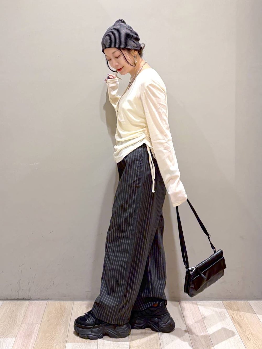 ブラック系のスニーカー、ブラック系のその他パンツ、ホワイト系のタンクトップを着用したレディースの夏コーディネートの5枚目の写真