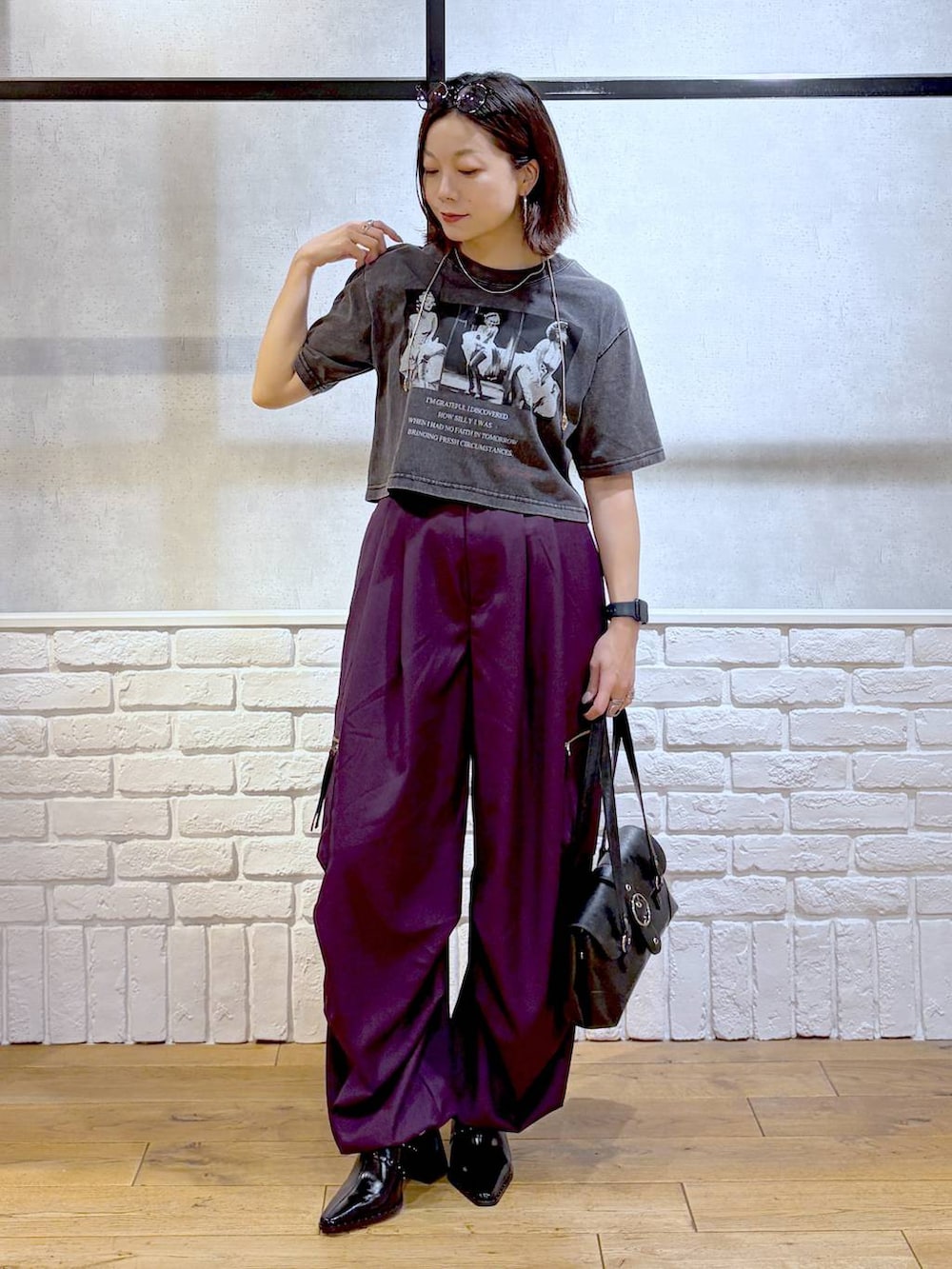 パープル系のカーゴパンツ、グレー系のTシャツ/カットソー、ブラック系のショルダーバッグを着用したレディースの夏コーディネートの8枚目の写真