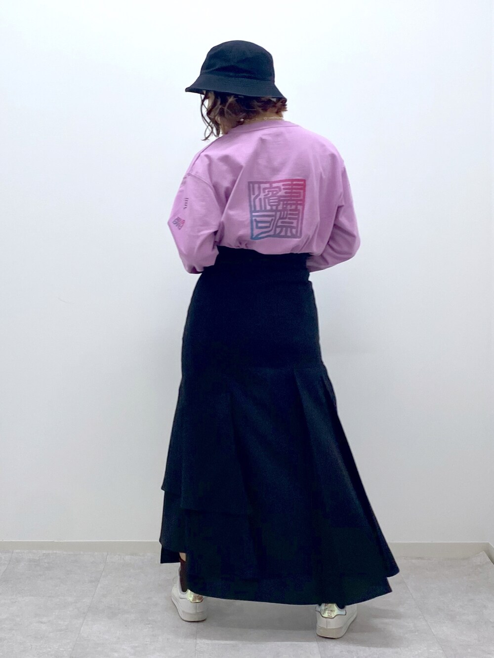 ピンク系のTシャツ/カットソー、ブラック系のスカート、ブルー系のショルダーバッグを着用したレディースの春コーディネートの3枚目の写真