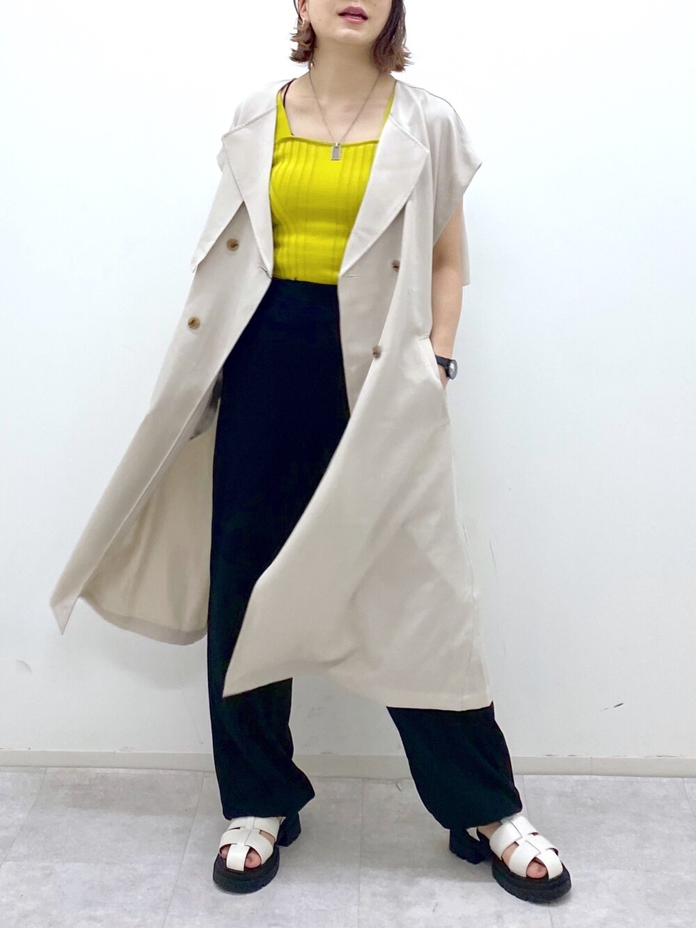 ベージュ系のジャケット/アウター、ブラック系のパンツ、イエロー系のタンクトップを着用したレディースの夏コーディネートの5枚目の写真