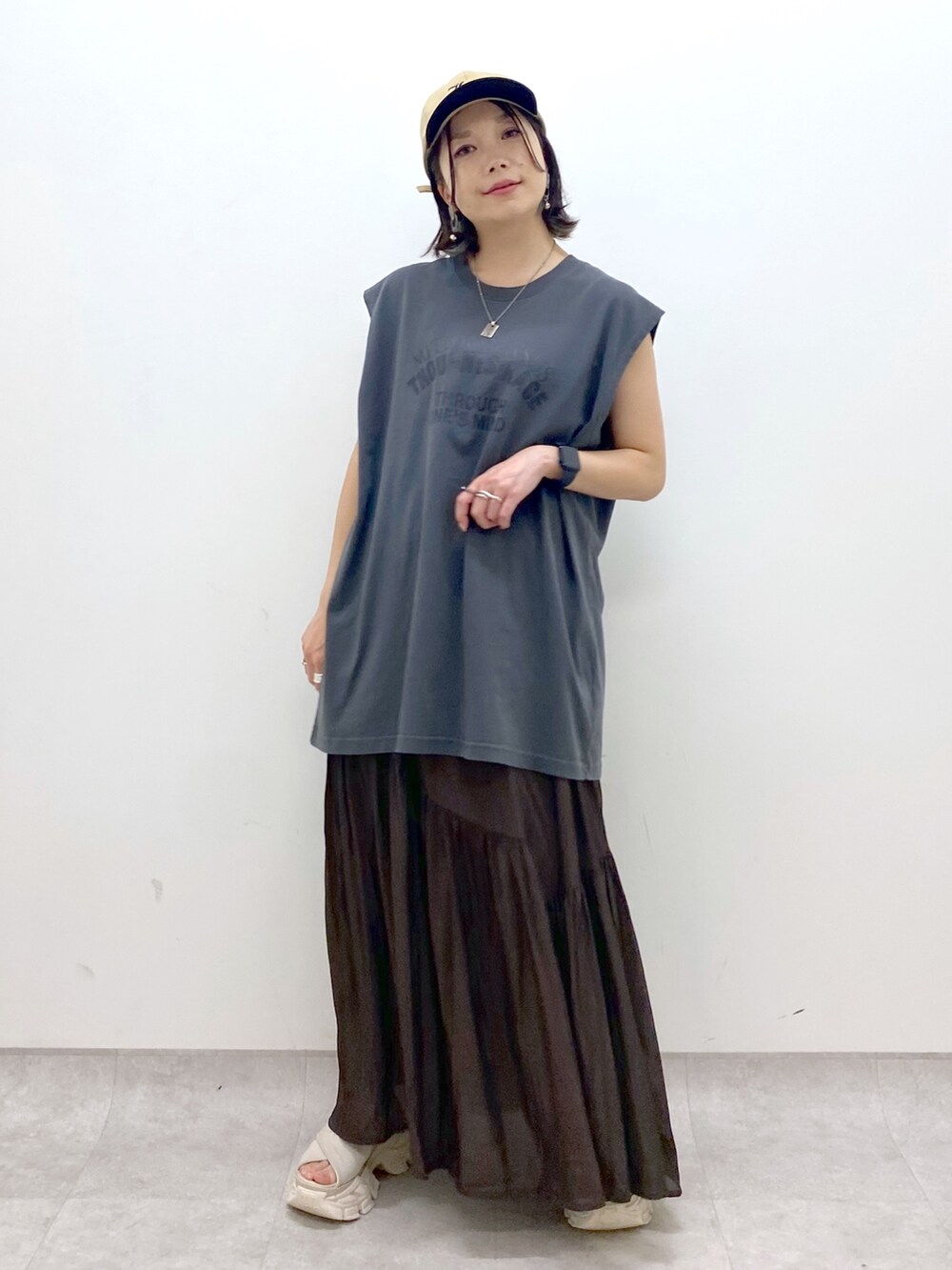 ホワイト系のサンダル、グレー系のTシャツ/カットソー、ブラウン系のワンピースを着用したレディースの夏コーディネートの8枚目の写真