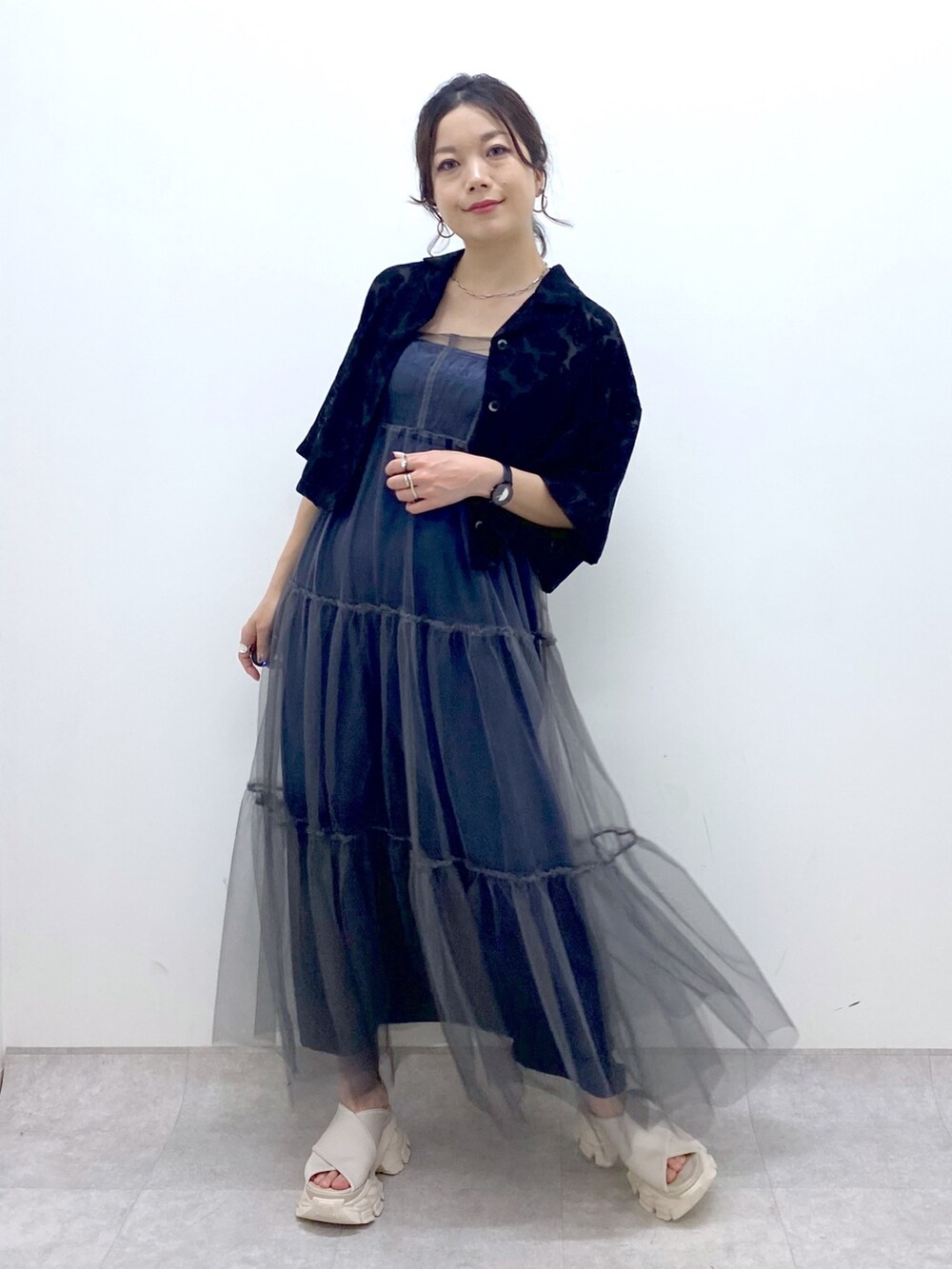 グレー系のワンピース、ブラック系のシャツ/ブラウス、ホワイト系のサンダルを着用したレディースの夏コーディネートの5枚目の写真