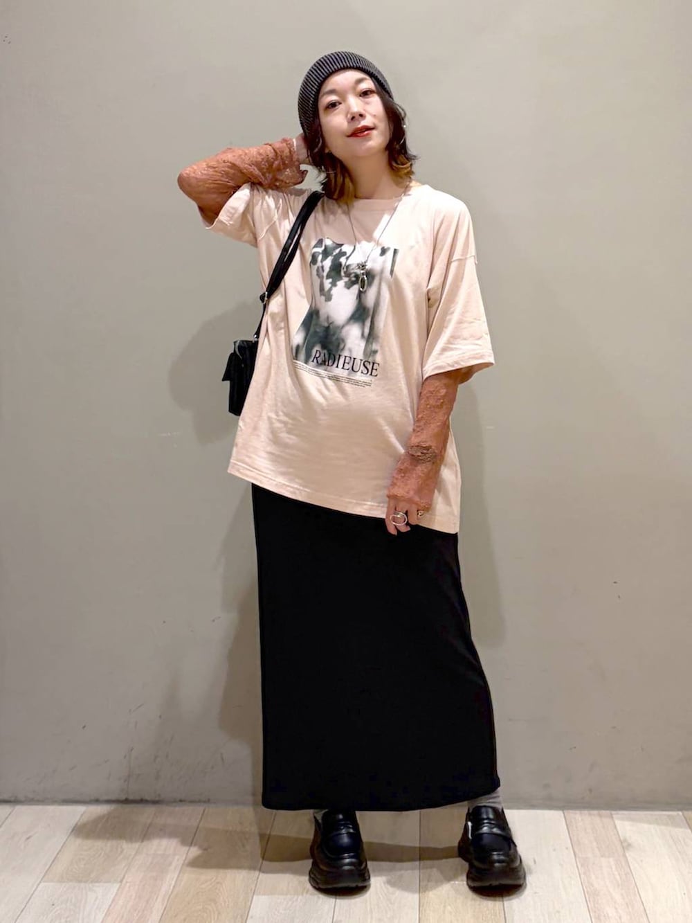 ブラック系のローファー、ブルー系のシャツ/ブラウス、ピンク系のTシャツ/カットソーを着用したレディースの夏コーディネートの5枚目の写真
