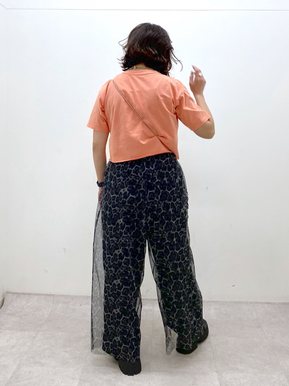 ピンク系のTシャツ/カットソー、グレー系のその他パンツ、ブラック系のサンダルを着用したレディースの春コーディネートの7枚目の写真