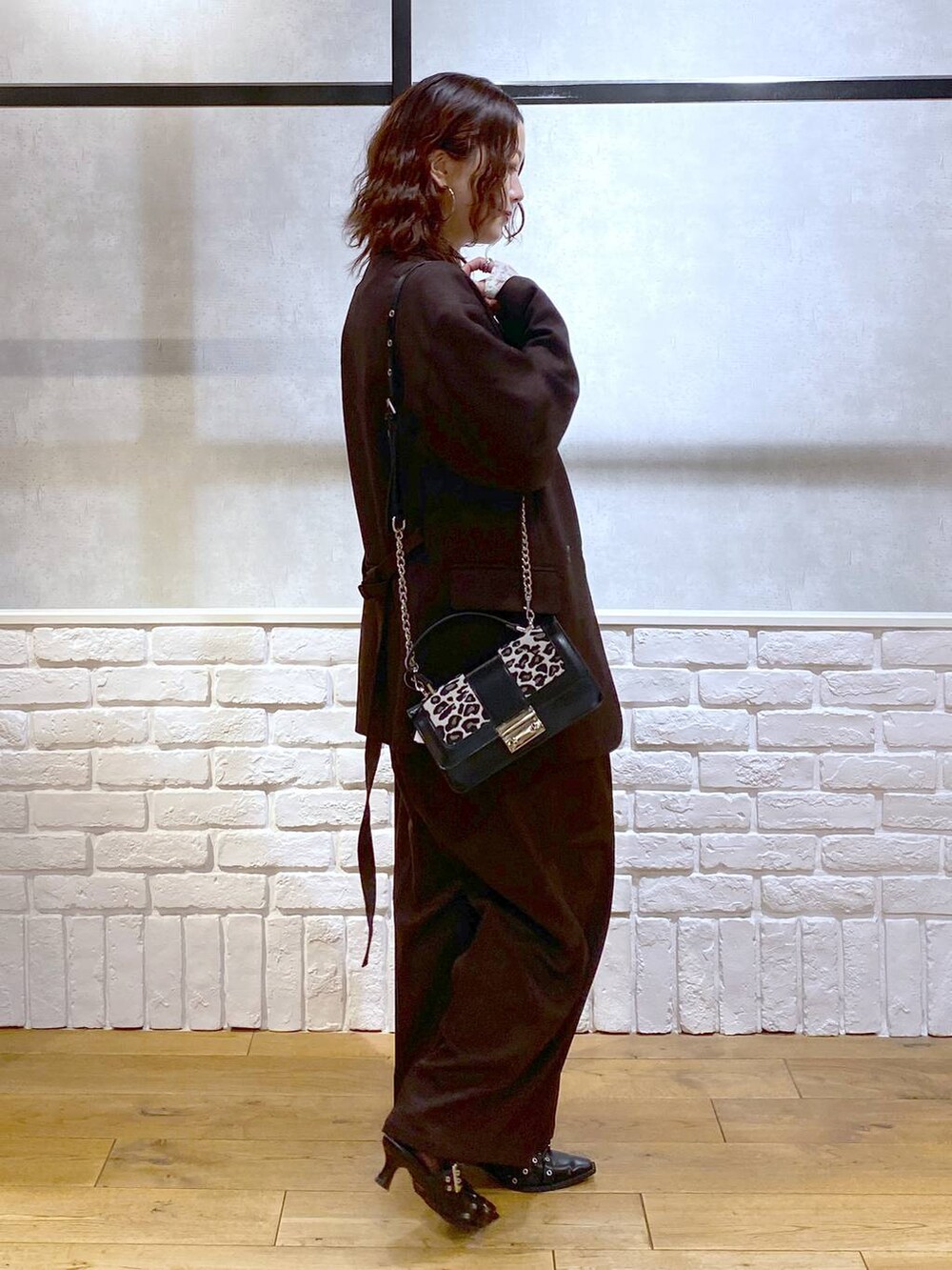 ホワイト系のキャミソール、ブラック系のパンプス、ホワイト系のTシャツ/カットソーを着用したレディースの秋コーディネートの6枚目の写真