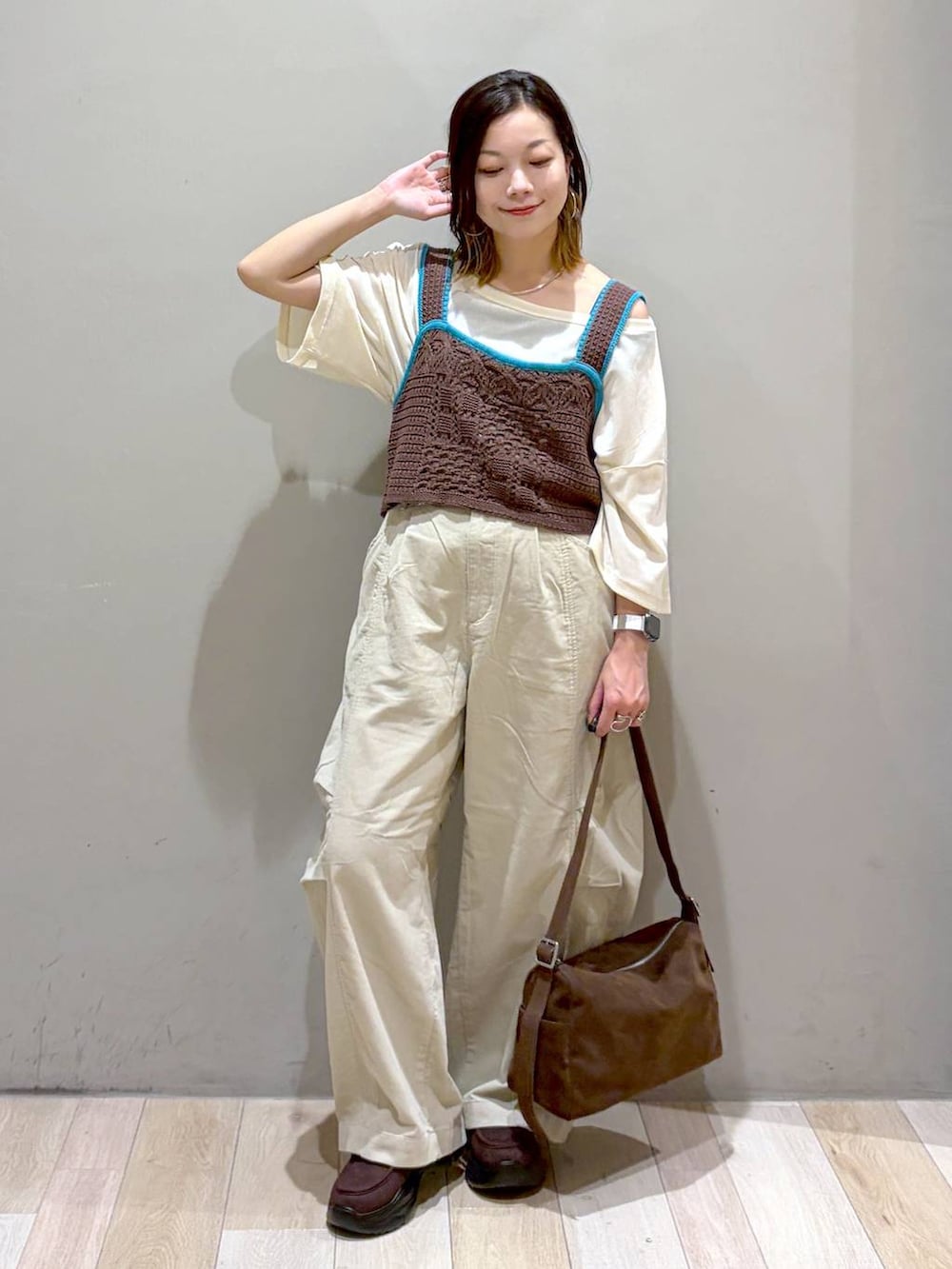 ブラウン系のローファー、ベージュ系のその他パンツ、ブラウン系のショルダーバッグを着用したレディースの秋コーディネートの8枚目の写真