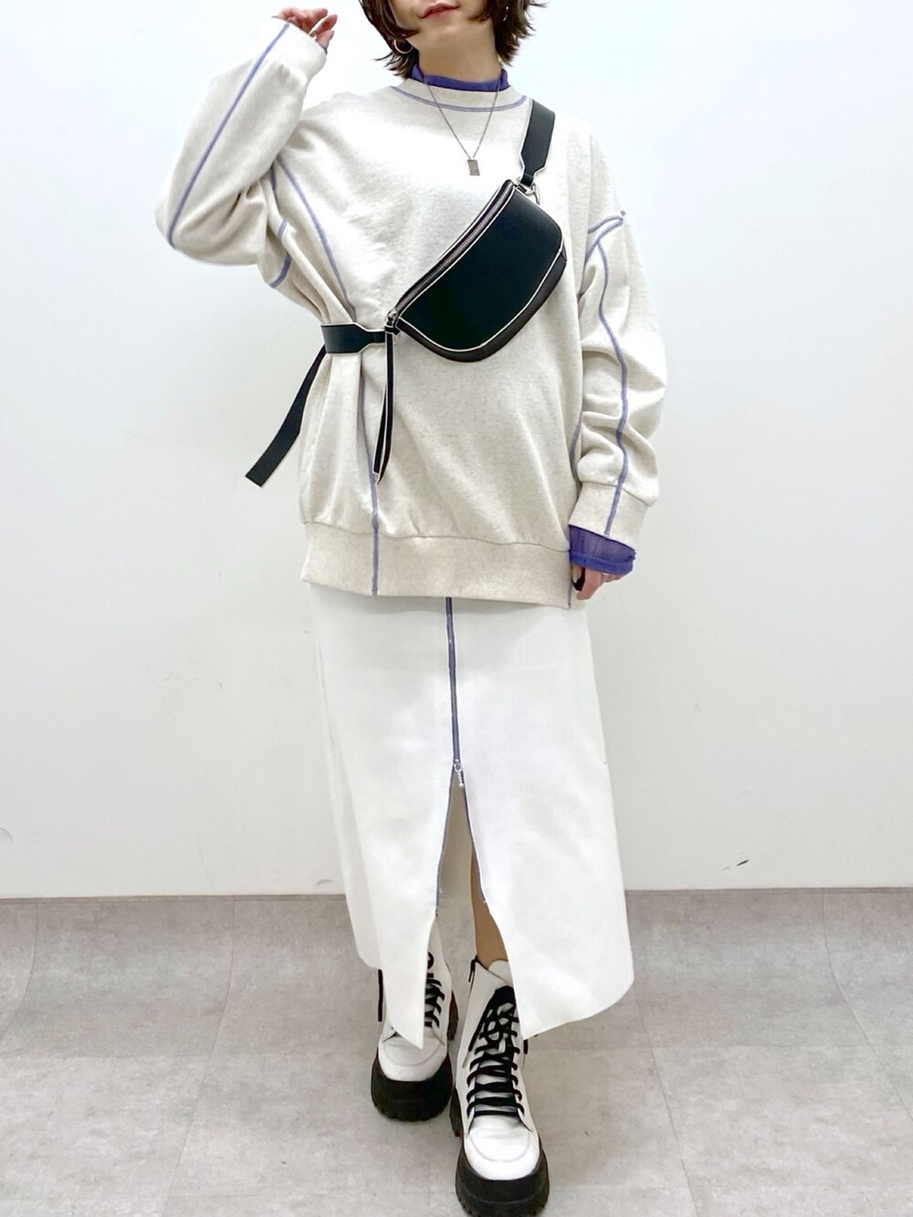 ホワイト系のスカート、ベージュ系のトップス、パープル系のトップスを着用したレディースの春コーディネートの5枚目の写真