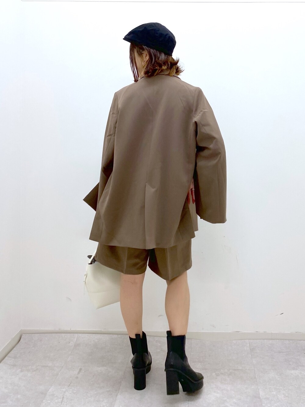 その他のその他トップス、ブラック系のブーツ、ブラウン系のジャケット/アウターを着用したレディースの夏コーディネートの4枚目の写真